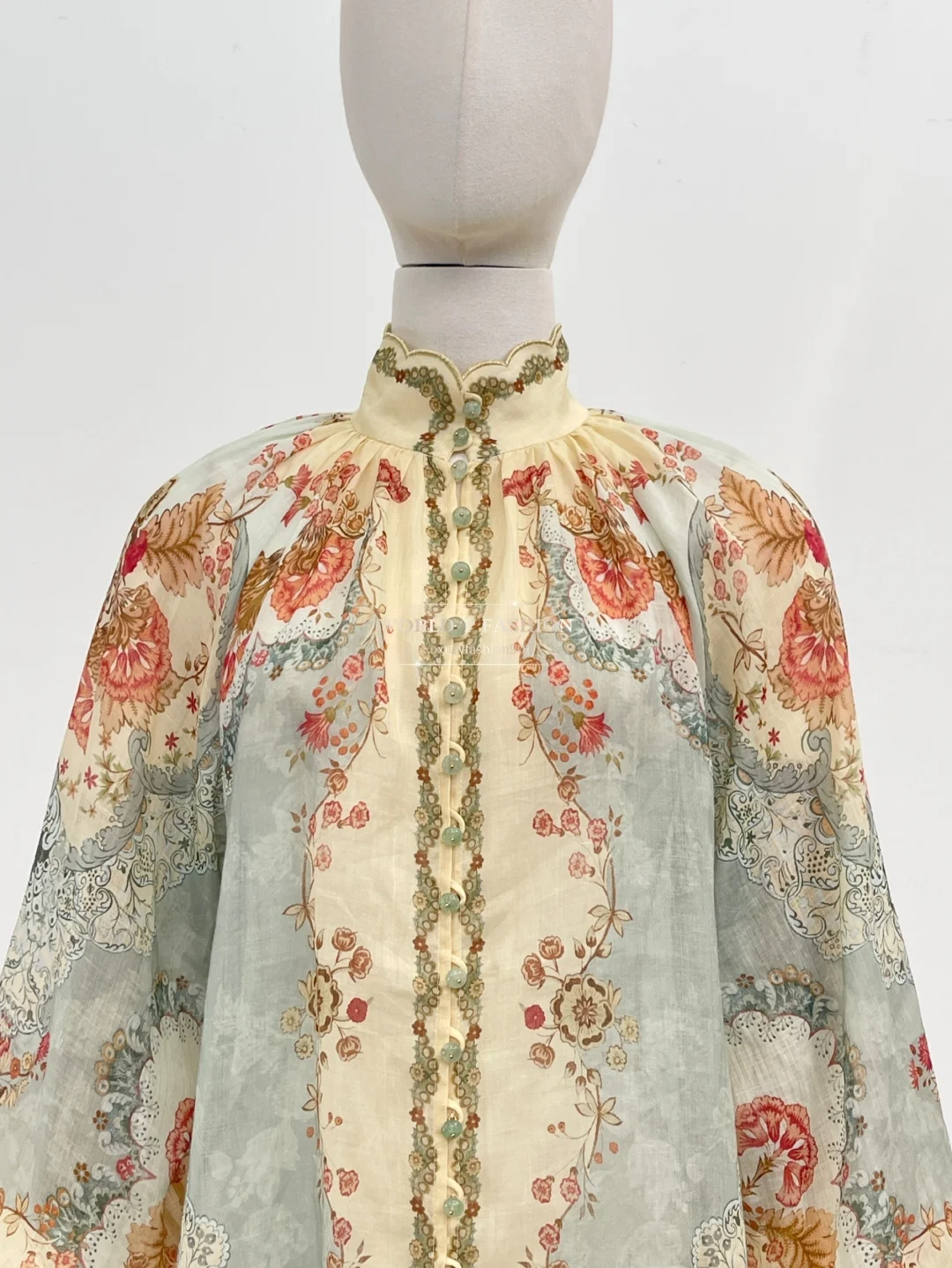 مجموعة بلوزات وسروال قصير الأكمام بأكمام طويلة وطبعة زهور خضراء على الموضة الجديدة لعام 2025