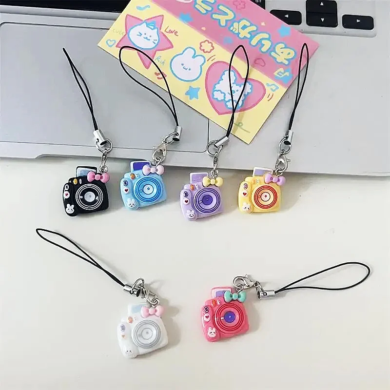 Portachiavi con cordino per fotocamera per cartoni animati per donna Decorazione della custodia del telefono Mini carino portachiavi in resina per ragazza amico regalo bambola accessori fai da te