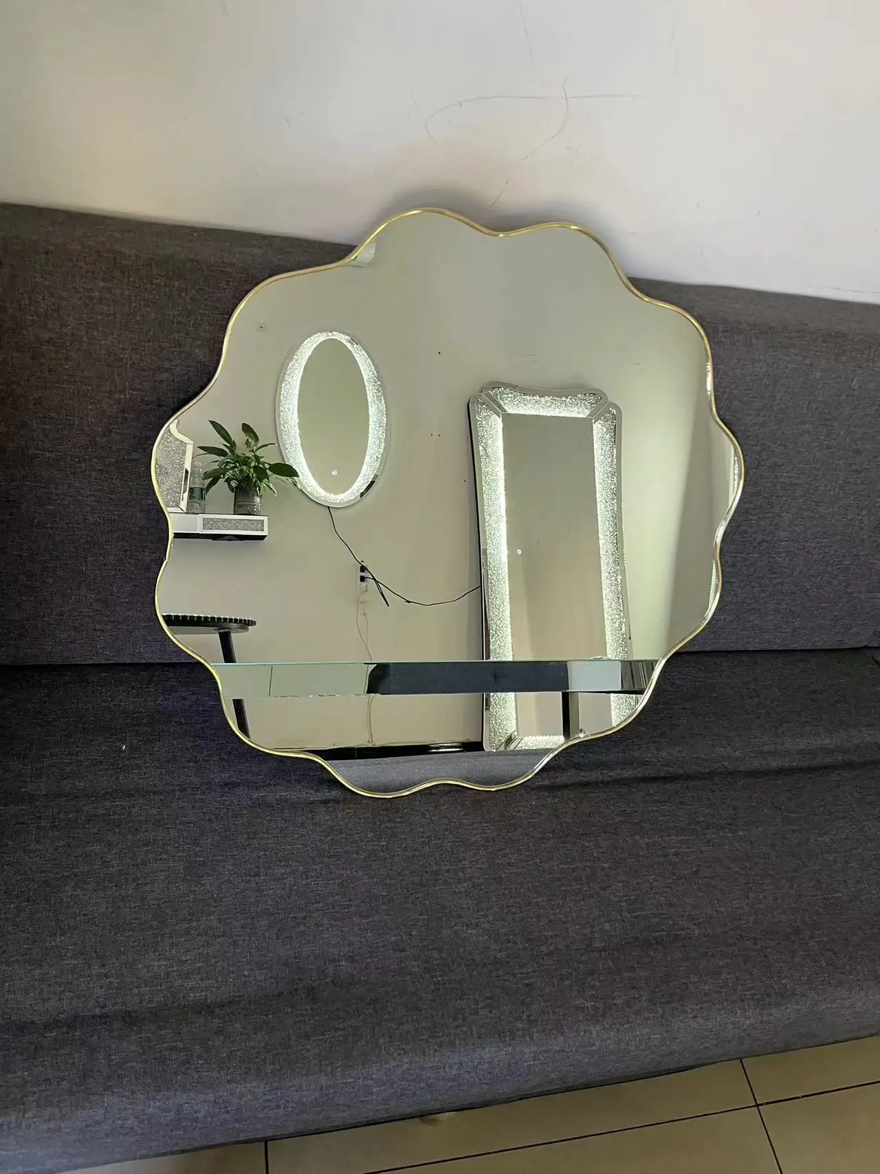 Wavy Bathroom Mirror, Metallic Luster Frame, Makeup Mirror, Wall Decoration, Simple Fashion