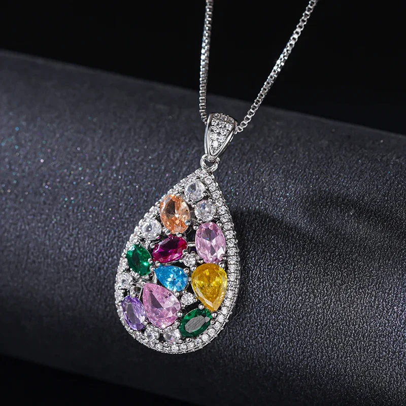 Huitan Funkelnde Damen-Anhänger-Halskette mit mehrfarbigen, hellen CZ-Steinen, elegantes, vielseitiges Accessoire für Hochzeiten und Partys. – Detail 7