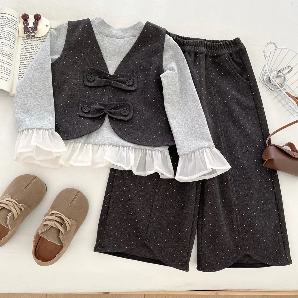 

Осенний модный комплект из трех предметов, детская одежда для девочек, серый кружевной лоскутный топ с длинными рукавами + жилет с бантом + брюки с принтом в горошек