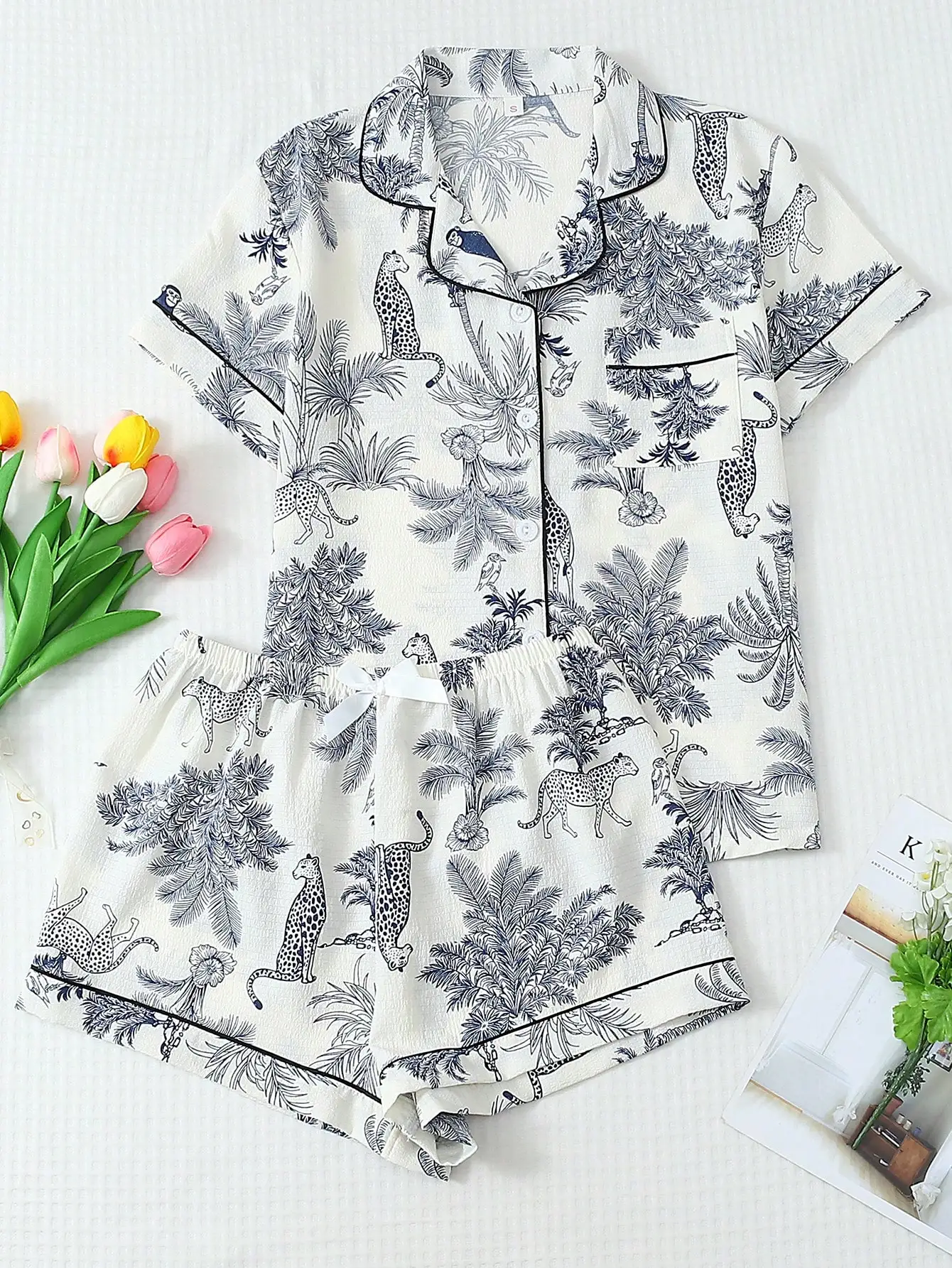 

Мягкий пижамный комплект с короткими рукавами, принтом пальм и леопардовым принтом, с пуговицами на лацканах, карманом и шортами с бантом.