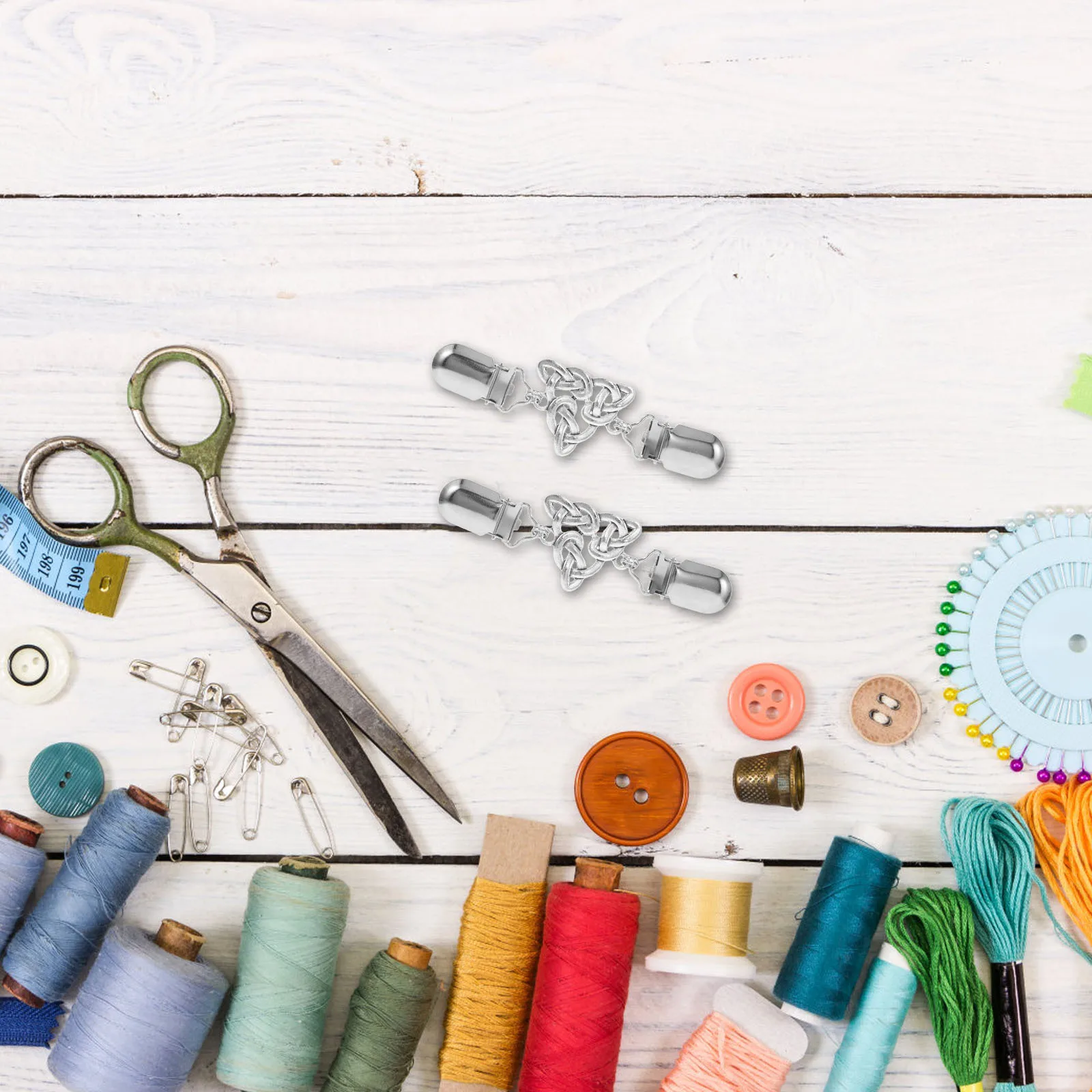 2 szt. Stylowe metalowe klipsy do swetrów, ozdobne akcesoria do kołnierzyków kardiganów, uniwersalne szale, szaliki, biżuteria, elegancki ażurowy wzór