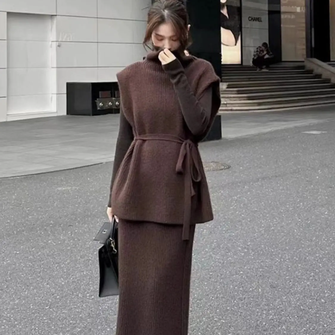 طقم مكون من قطعتين من بدلة محبوكة عصرية راقية للنساء للخريف والشتاء سترة محبوكة بنمط عطر صغير مع نصف تنورة