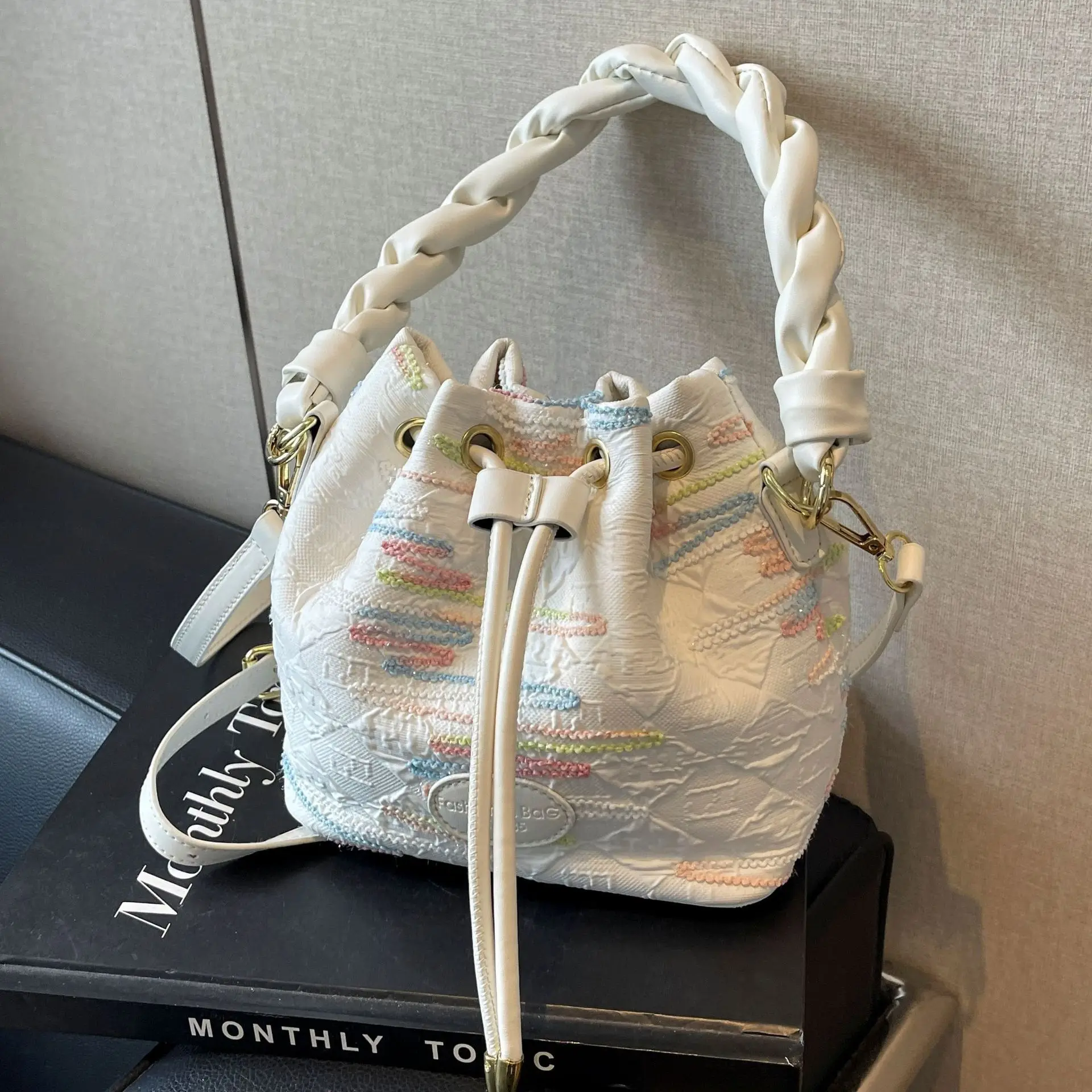

2025 Latest! High-End Woven Bucket Handbag - Niche & Stylish, Spacious Interior, Versatile Shoulder/Crossbody for Daily/Party