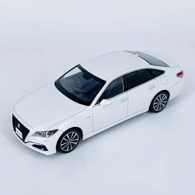 Diecast 1: 30 Scale 15th Generation Crown Sedan Simulation Alloy Car Model Ornament Toy Collection Display Gift