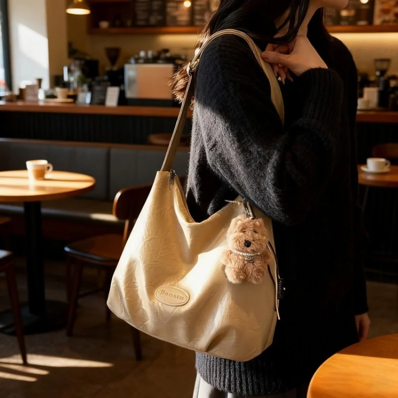 Tas Selempang Wanita Premium Berbahan Kulit Bermotif Bulan Menampilkan Tampilan Kasual Vintage Uruguay yang Rapi dan Ringan ​