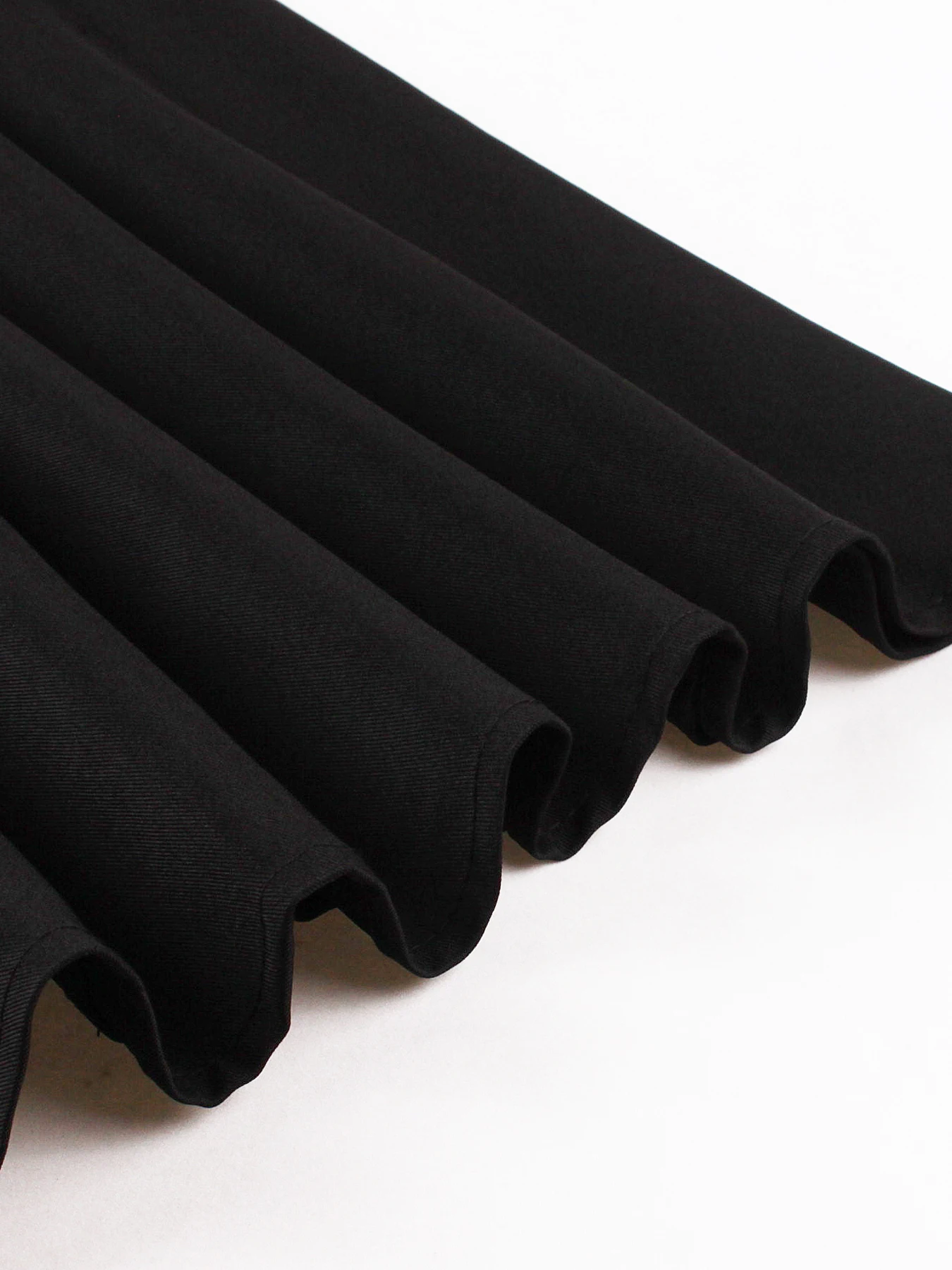 Tonval Schwarze Kleider mit herzförmigem Ausschnitt, Applikationen und Details, elegante 50er-Jahre-Kleidung für Damen, plissiertes Kleid im Vintage-Stil mit Gürtel