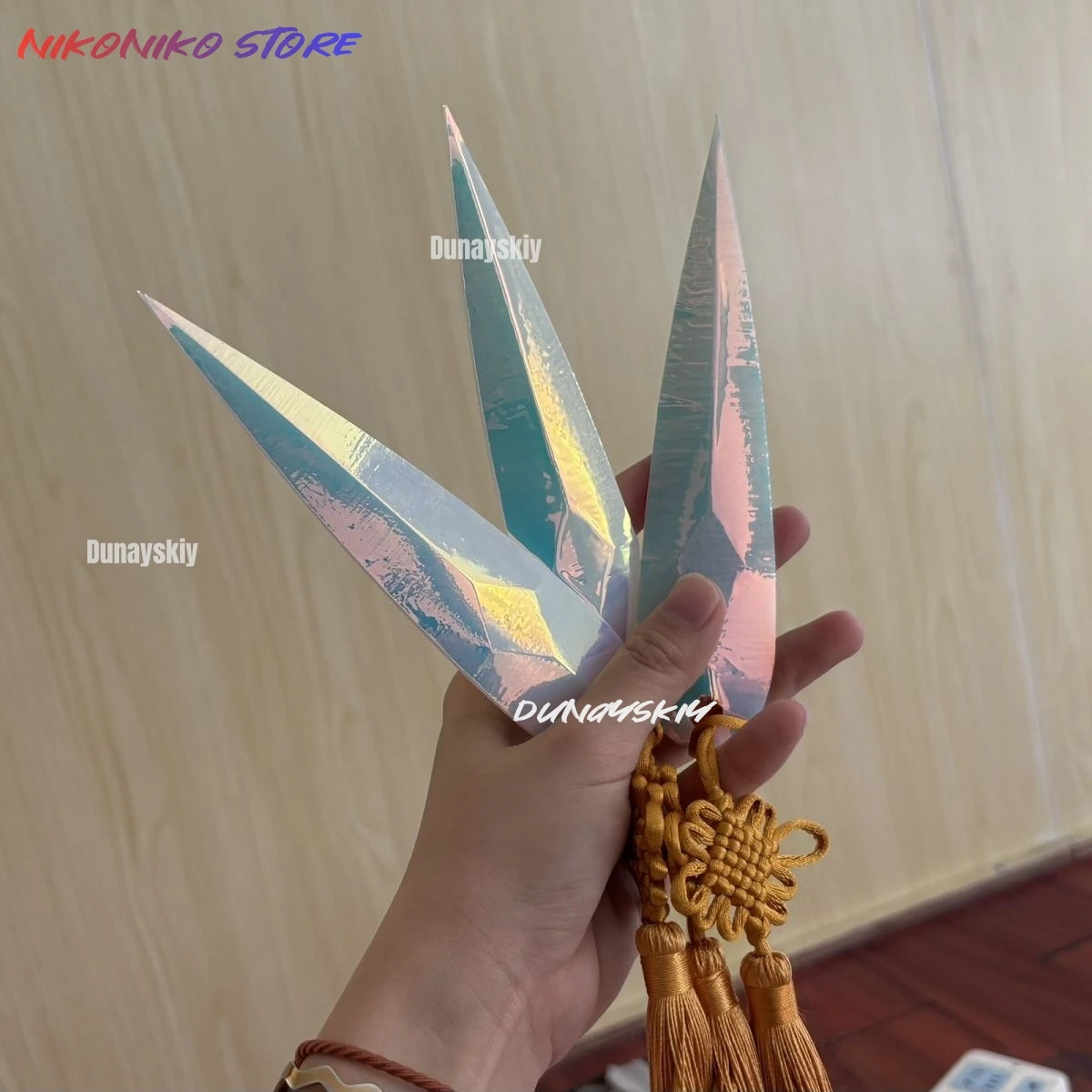 2025 كارتون شيطان هنتر من KPop Zoey تأثيري دارت بوميرانج الأسلحة زي الدعائم الأسلحة النساء الكبار الفتيات هالوين اكسسوارات