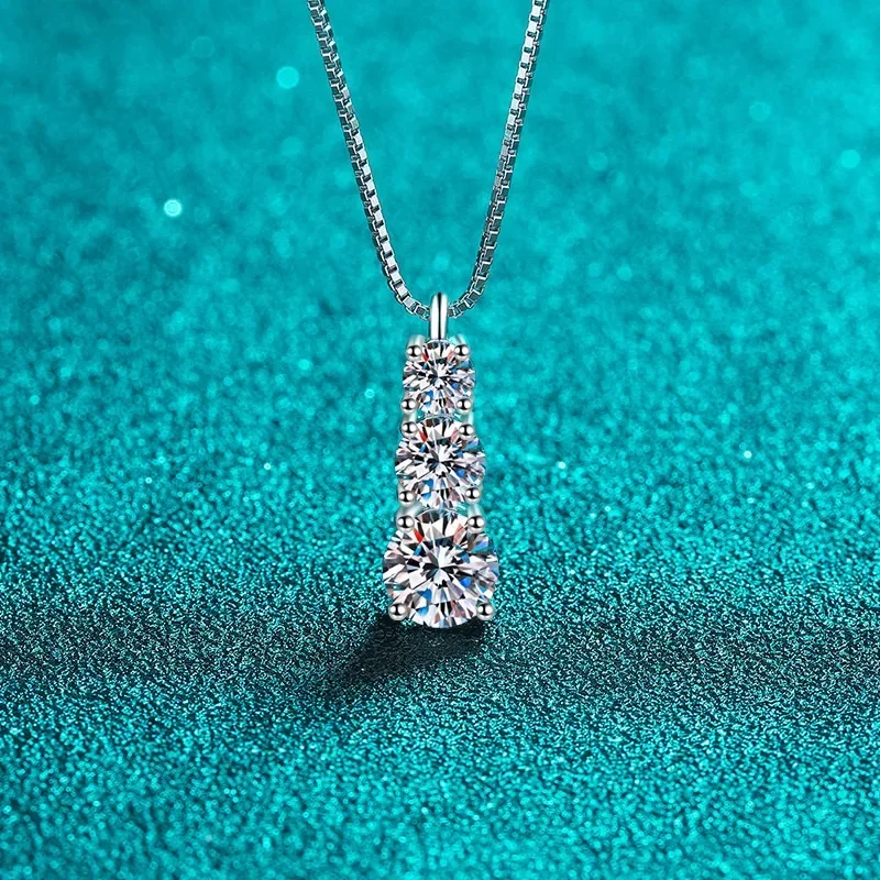 

Platinum Pt950 3 Stone White Gold 18K Pendant 1.8ct Round Cut Moissanite Bar Necklaces Fine Jewelry for Women Wedding Gift