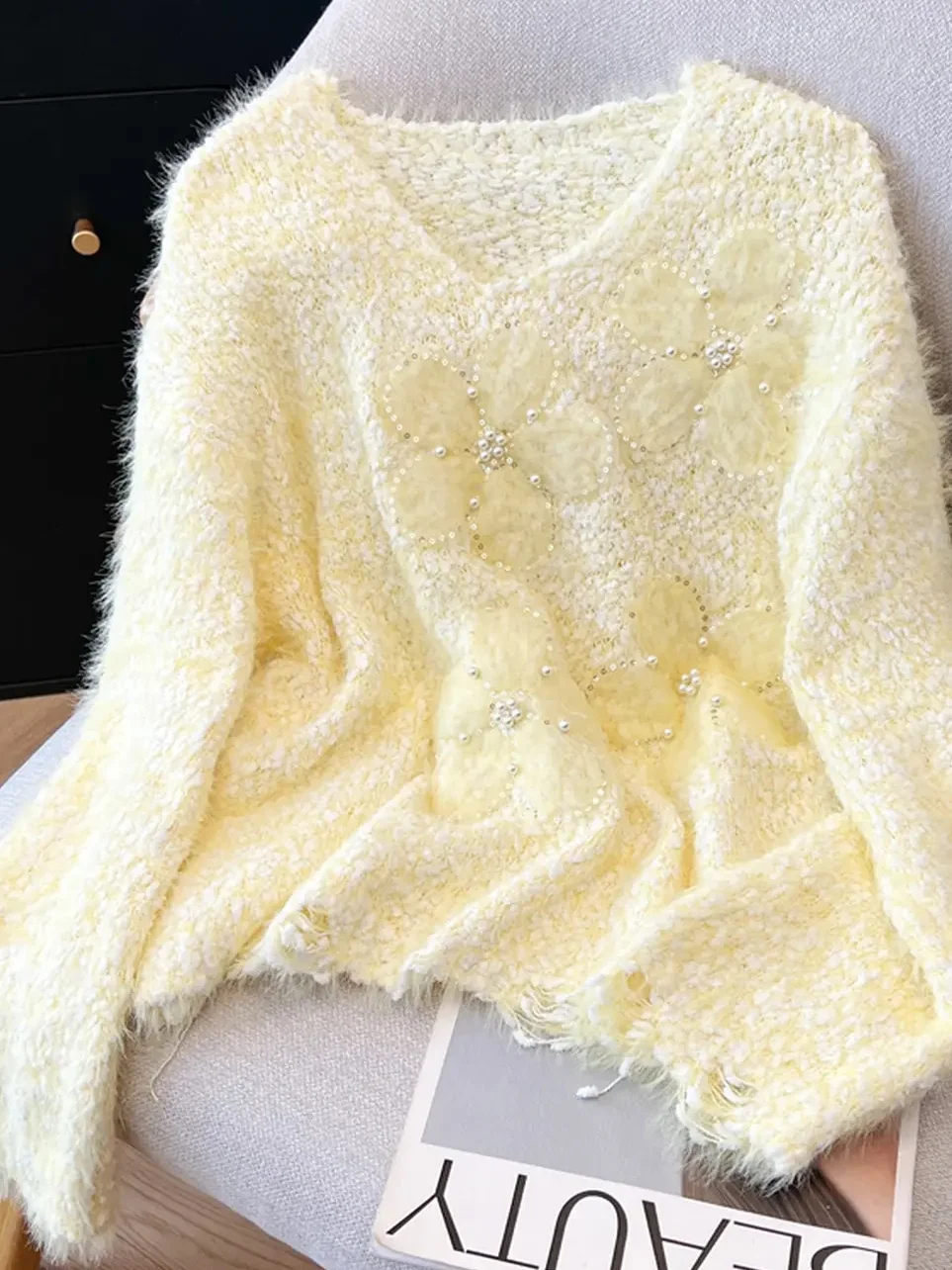 Chic Beautiful ort Women's Knitted Sweater Base irt Faionable Bead Flower Fake Mink Autumn Winter Warm V-ne Long Sve