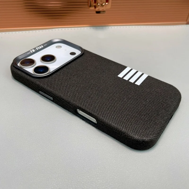 Casing Kain Magnetik Original untuk iPhone 17 16 15 14 Pro Max dengan Kompatibilitas Pengisian Daya Nirkabel dan Pelindung Lensa dari Alloy