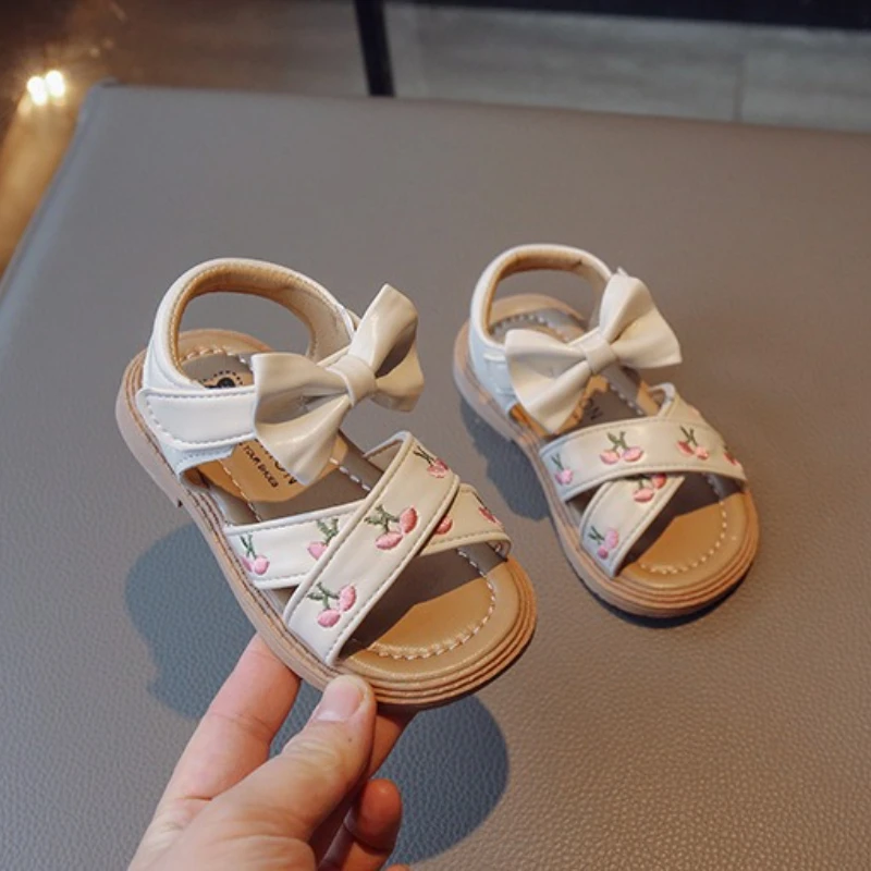 Girl Sandals 2025Summer New Embroidered Girl Shoe Fashion Princess Shoe Soft Sole Middle Small Child Beach Shoes Roman Sandals
