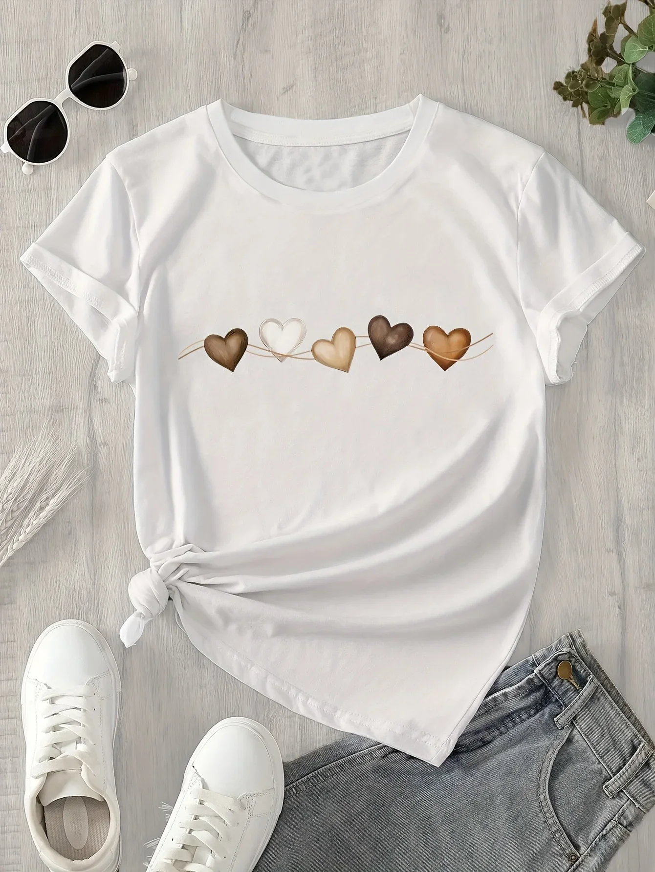 Short-Sleeve T-Shirt for Women with A Heart Pattern Print Versatile Design Summer Short Sleeved Harajuku Streetwear Tops Tees
