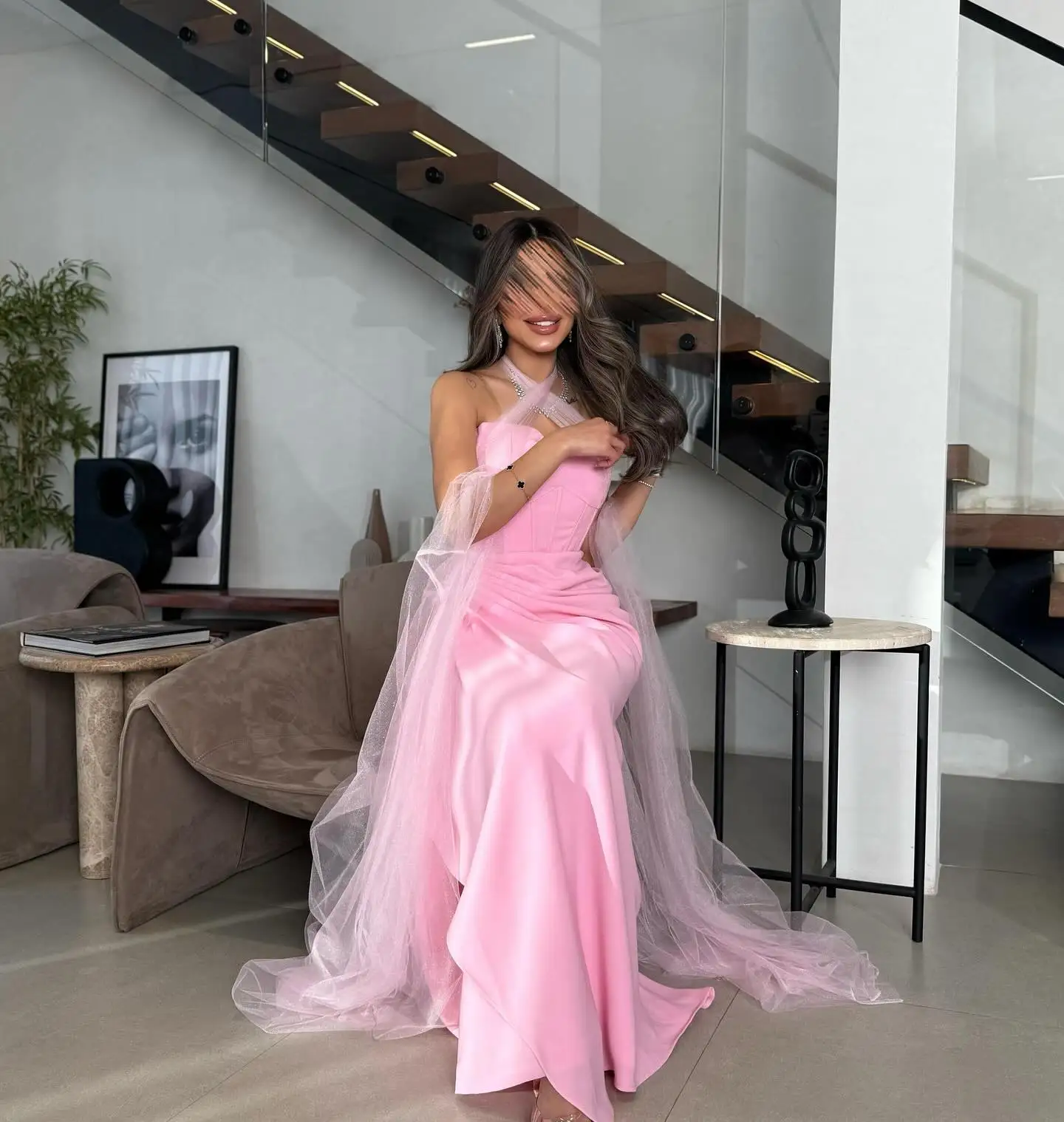 カスタマイズされたイブニングドレス絶妙なサテンストラップレスノースリーブセレブドレスクラシックリボンAラインスイープトレインパーティードレス