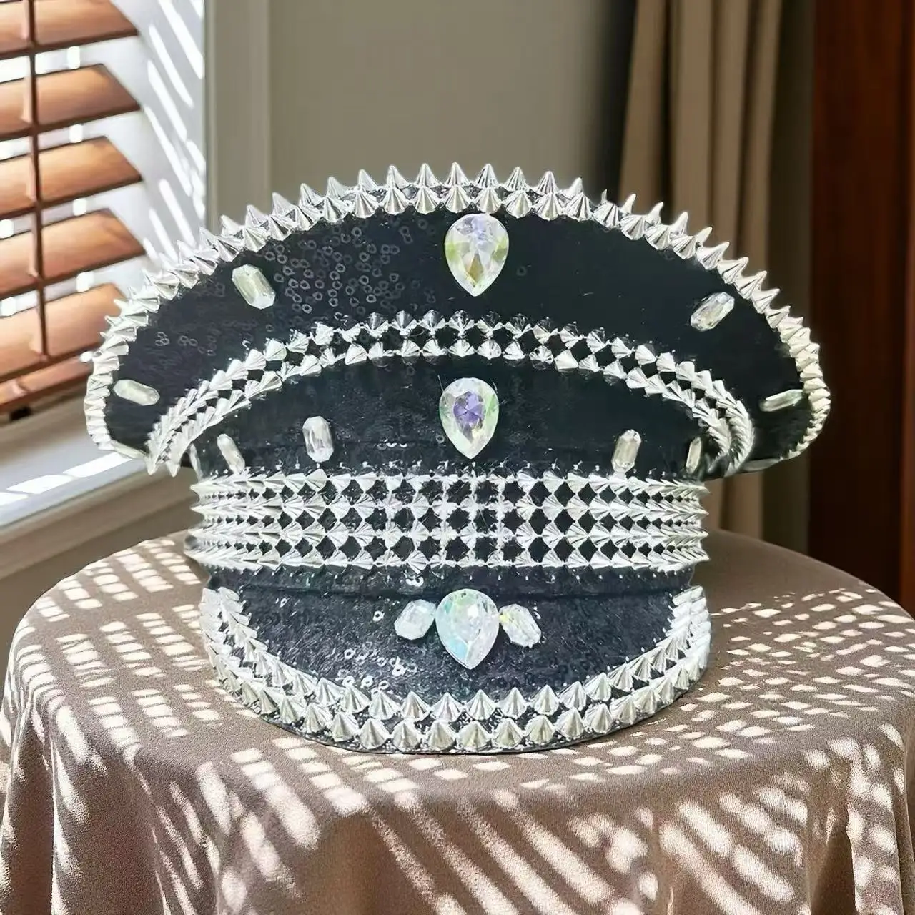 หมวกแฟนซีงานเทศกาลดนตรีหงหลวน หมวกกัปตันประดับเพชรสำหรับงานคาร์นิวัล ผู้หญิง คอสเพลย์ เครื่องประดับสำหรับผู้หญิง