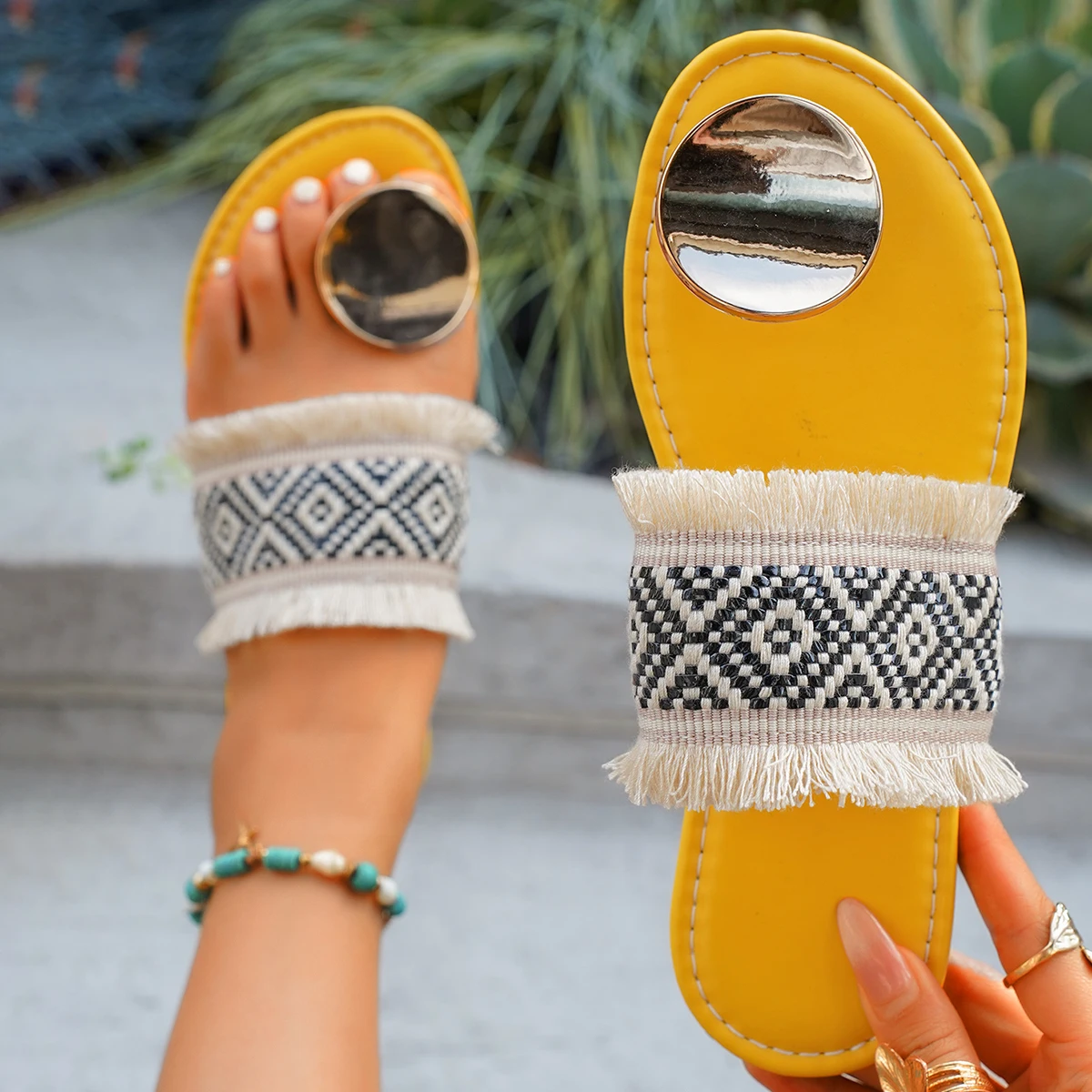 

Женские тапочки, новинка 2025 года, шлепанцы, женская обувь с открытым носком, повседневные повседневные тапочки, одинаковые по цвету уличные сандалии больших размеров на плоской подошве