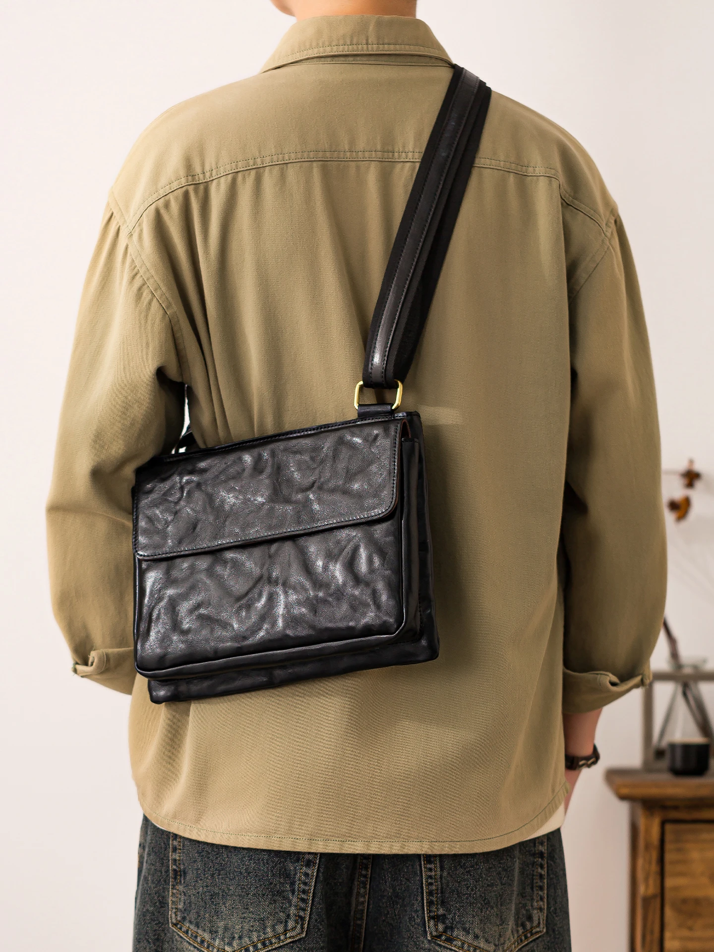 Vintage designer handmade genuine leather men's shoulder bag outdoor travel luxury pleated cow leather black crossbody bag