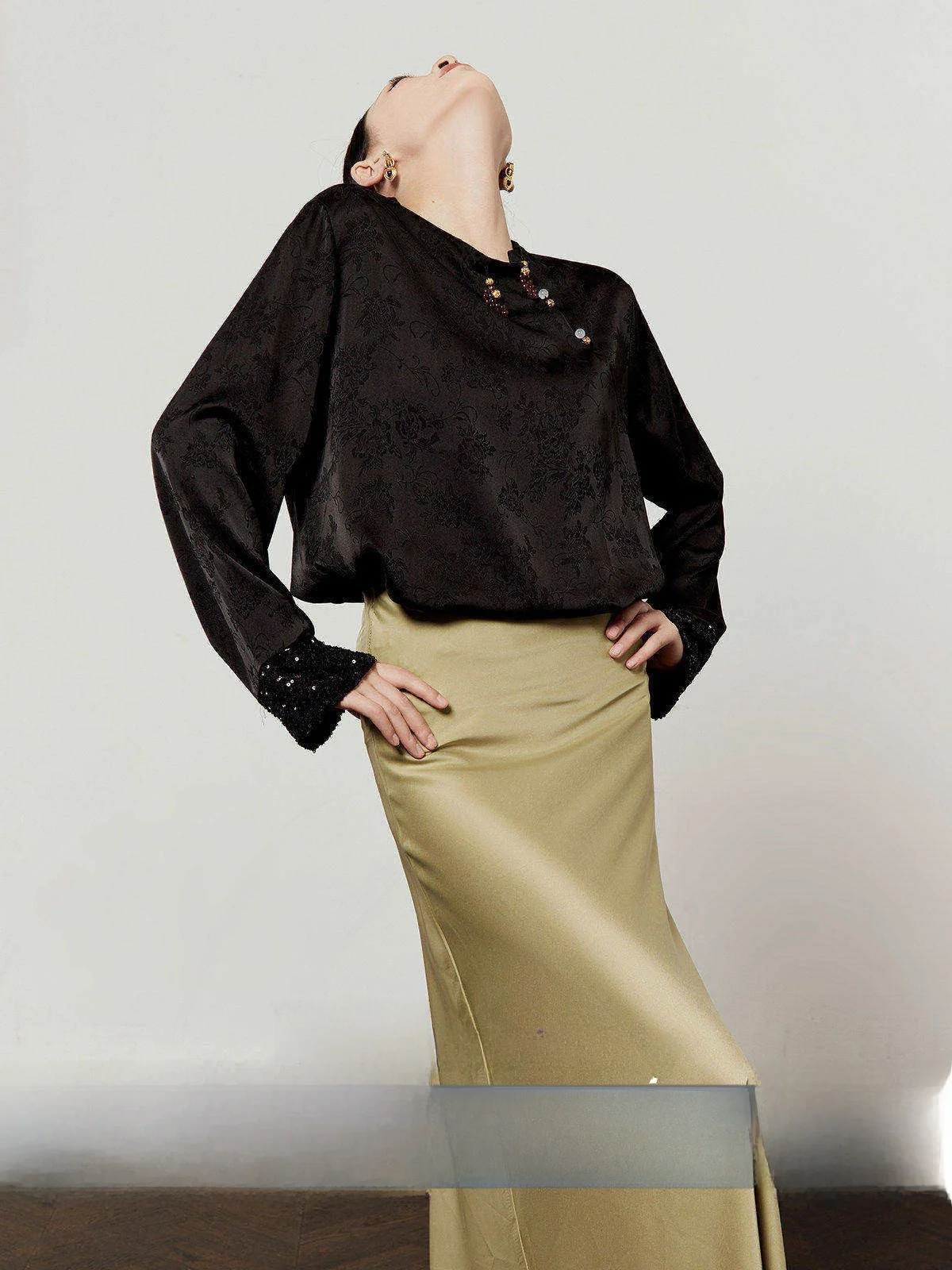 

Bla Satin Patchwork Loose irt Women's New 2025 Chinese Sle Floral Embroidery Sequin Splicing Commute Sle Long Sve