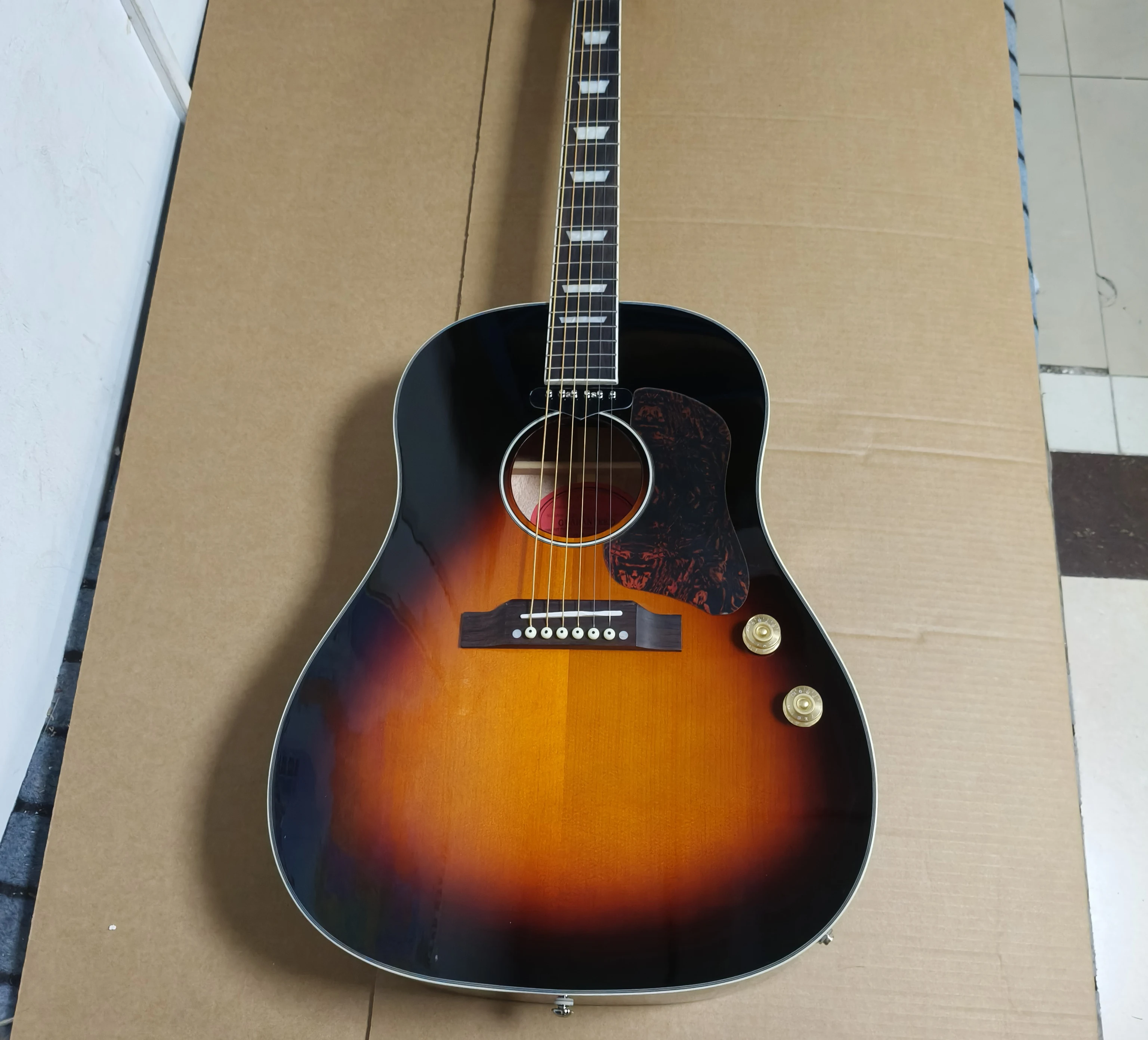 

Горячая новинка 2026: Акустическая гитара 160E Sunburst с цельной еловой верхней декой, корпусом из палисандра, грифом и накладкой на гриф из палисандра