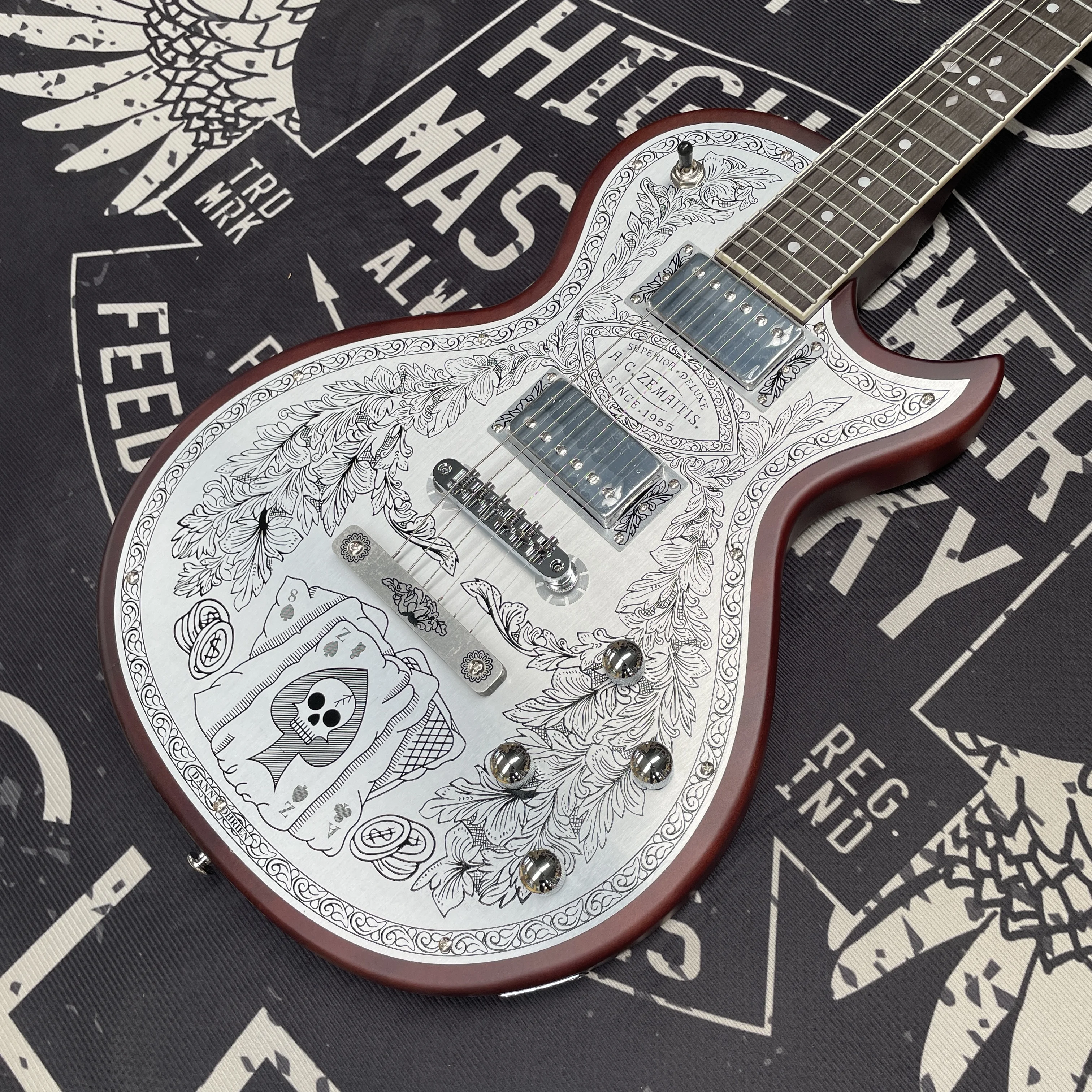 

6-String Electric Guitar, Vintage Pattern Metal Veneer, Dual Pickups, the Texture Is Rich and Full-Bodied, Unique Electric Guitar