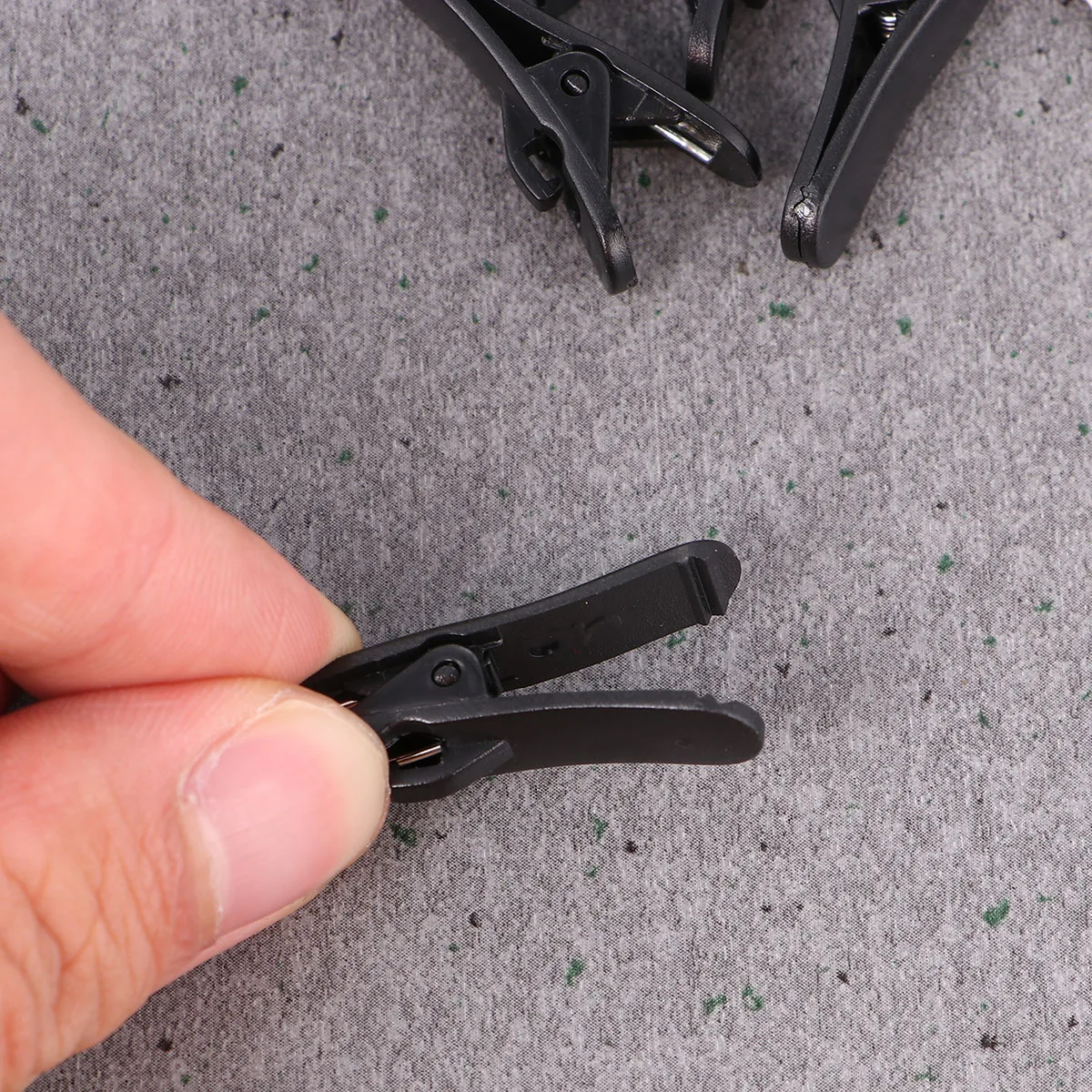 

100PCS Headphone Cable Clip Alligator Clamp for Sport Running Fitness Black Earphone Wire ganizer Durable Plastic