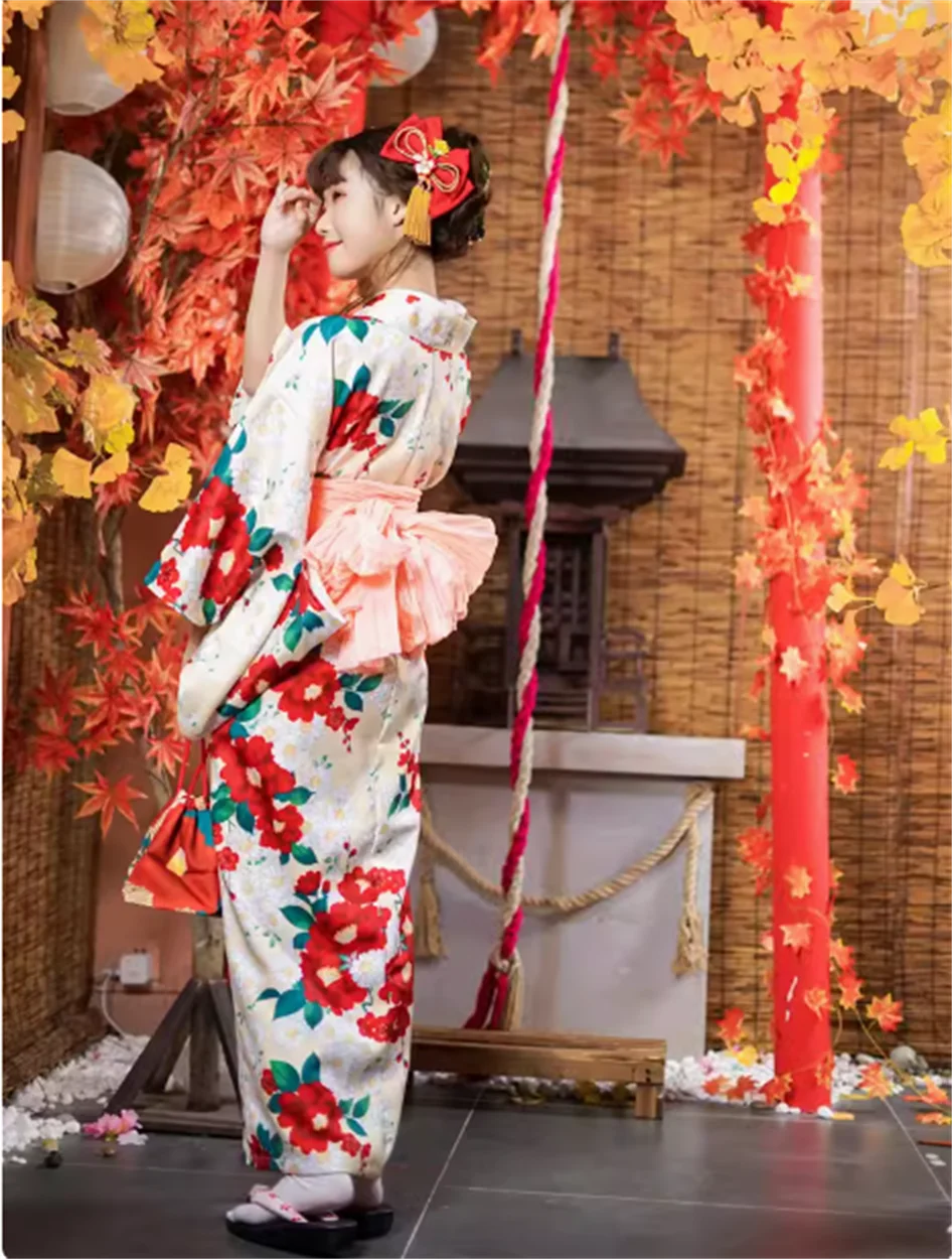 

Japanese kimono and women's camellias are modified to wear traditional Japanese formal attire