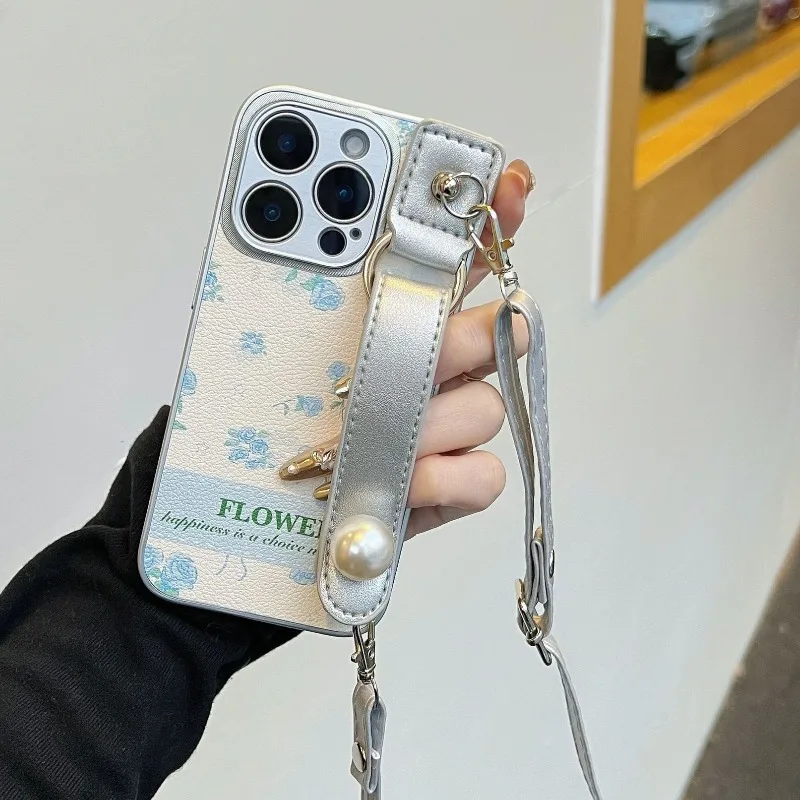 

Suitable for iPhone 16 Pro Phone Case 15plus 14promax Blue Flower Pearl Wristband 13 12 Inclined Back Rope 11 Protective Cover