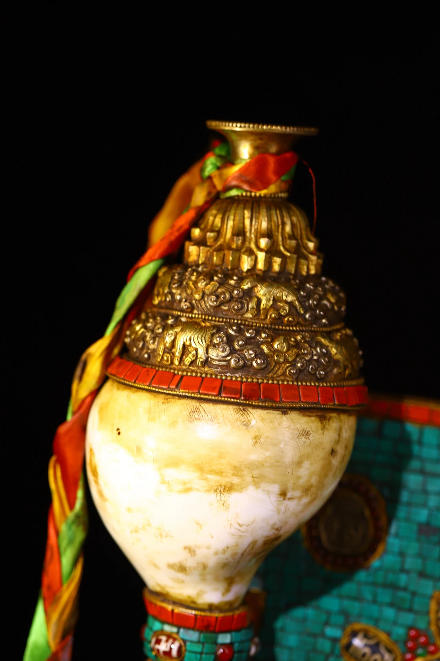 

19-дюймовый амулет из тибетской храмовой коллекции: старинная мозаика из натуральных раковин, бусина Гзи, бирюза, позолоченный Будда Шакьямуни, раковина-амулет для молитвенных залов