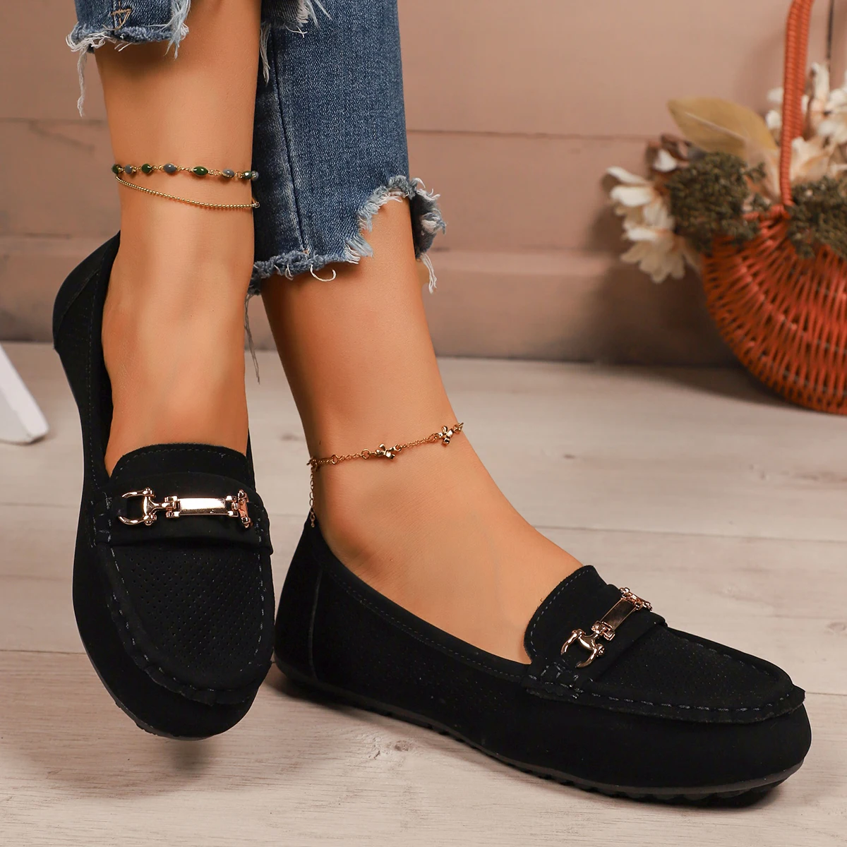 2026 New Women's Outdoor Casual Non-Slip Flat Shoes Spring and Summer Fashion Metal Chain Decorated Slip-on Low-top Shoes