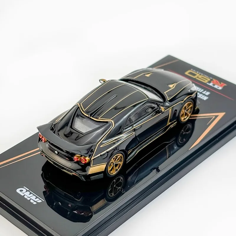 En stock 1:64 NISSAN GTR 50th Anniversary modelo de coche de aleación de simulación fundida, juguete de regalo del festival para niños, artículo decorativo para adultos.