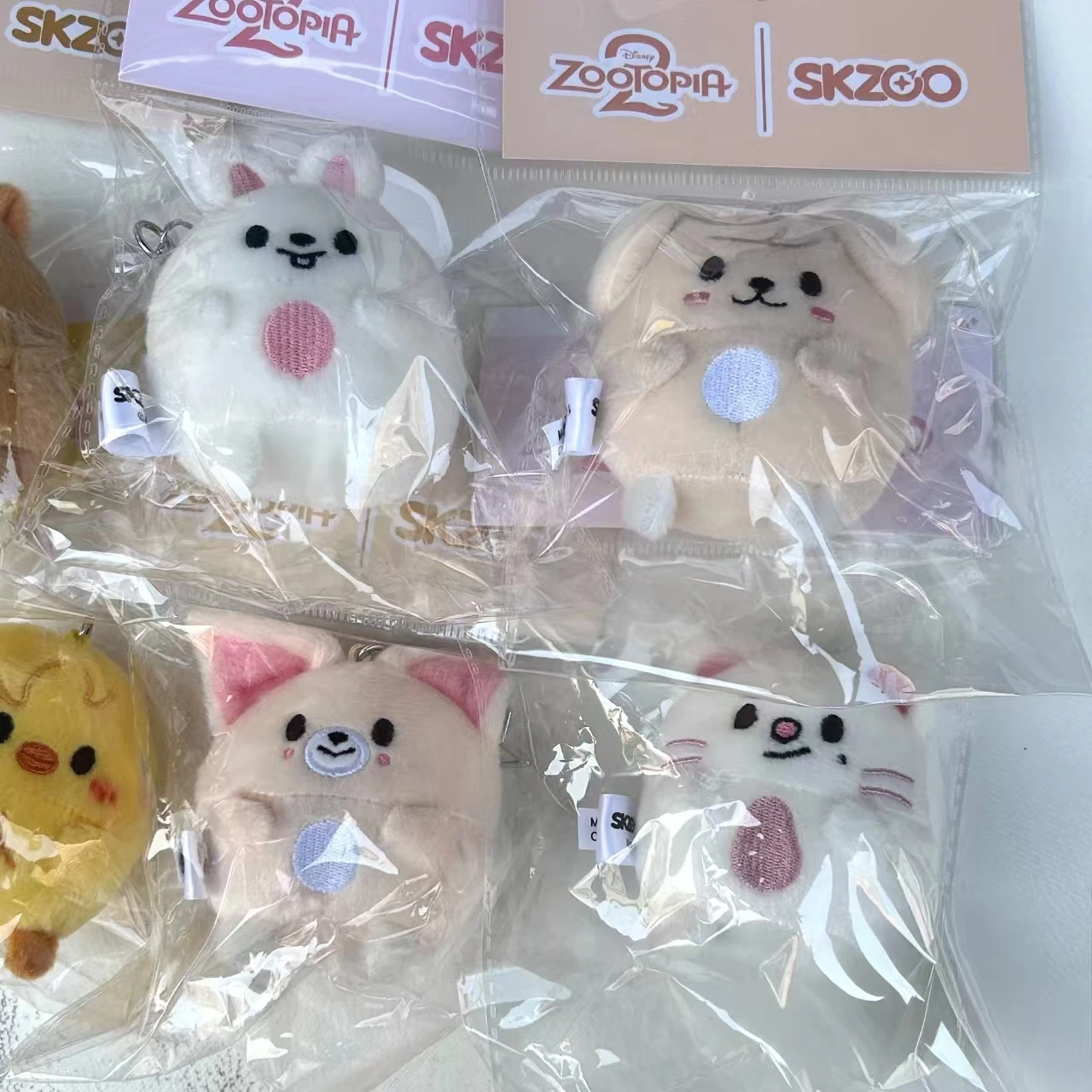 

Плюшевый брелок SKZOO STAY: Кукла Хань Чжичэн из Stray Kids, волшебная школа, с глазками-бусинками, в плаще, игрушка на день рождения для детей