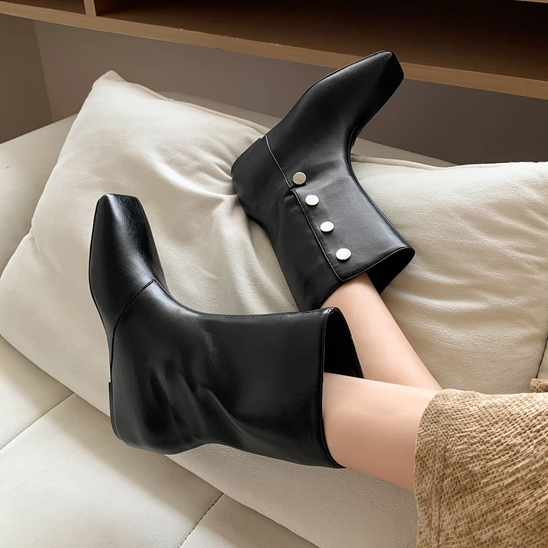 أحدث صيحات الموضة لعام 2025 أحذية نسائية من الجلد الأسود بنعل عريض متوسط الساق بمقدمة مربعة