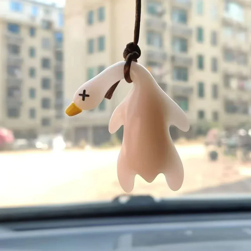 The car rearview mirror pendant changes color. The roast duck will change color when exposed to ultraviolet light. Black technol