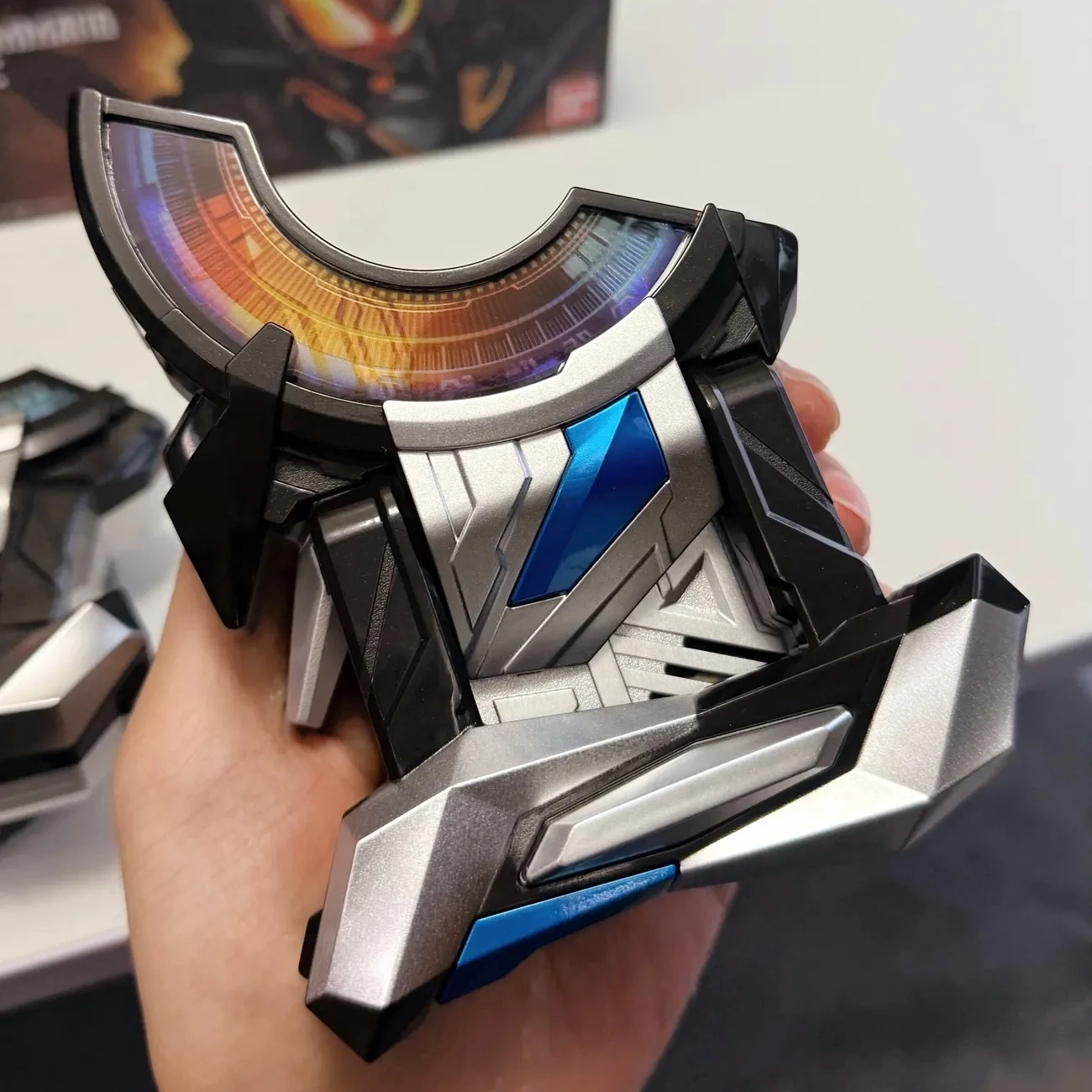 نموذج شخصية كامين رايدر جيتس من بانداي مع مشبك تحكم مزدوج وخطوط متميزة قابلة للتحول، لعبة تجميع