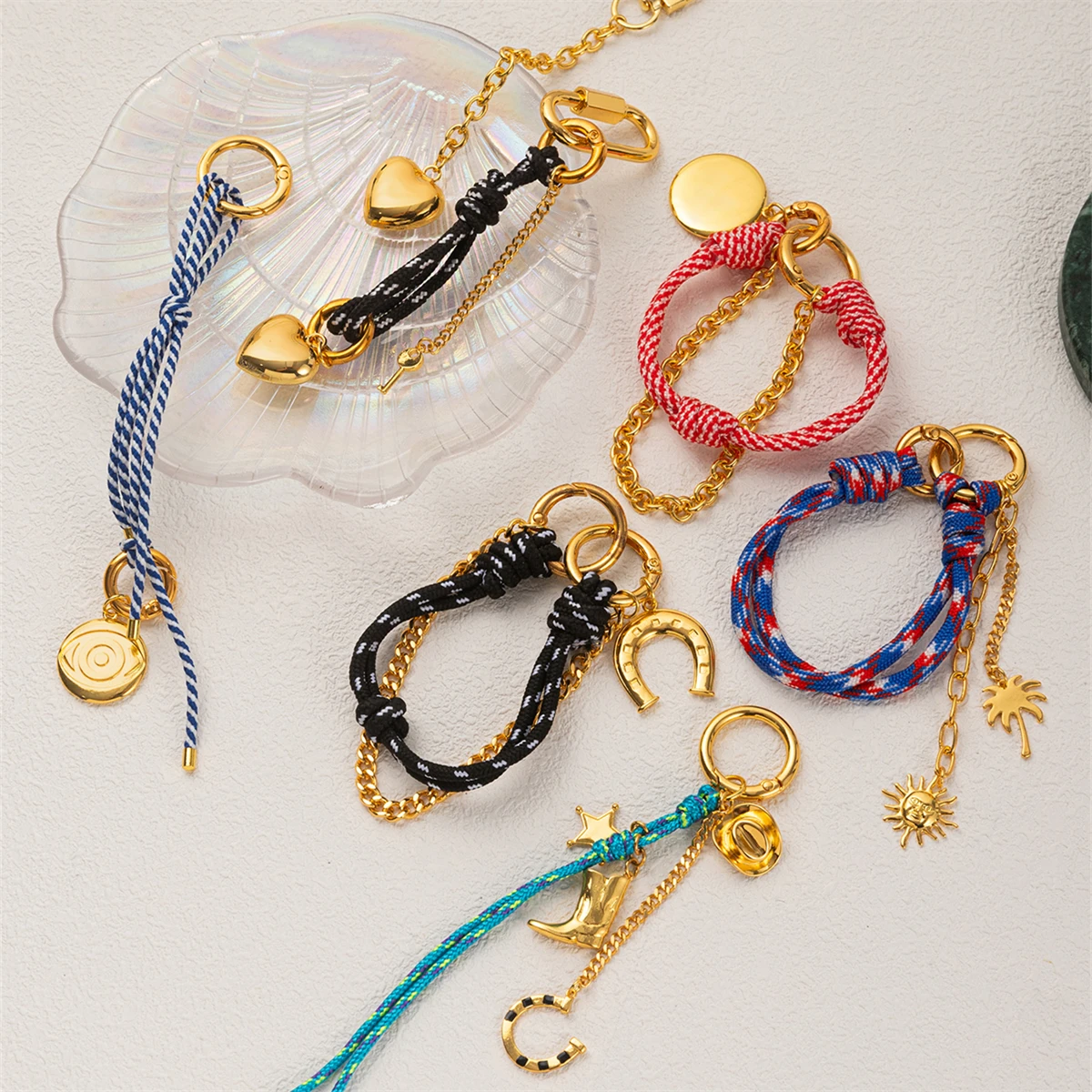 

High end temperament versatile retro elegant simple keychain atmospheric bag hanging decoration gold-plated color preservation