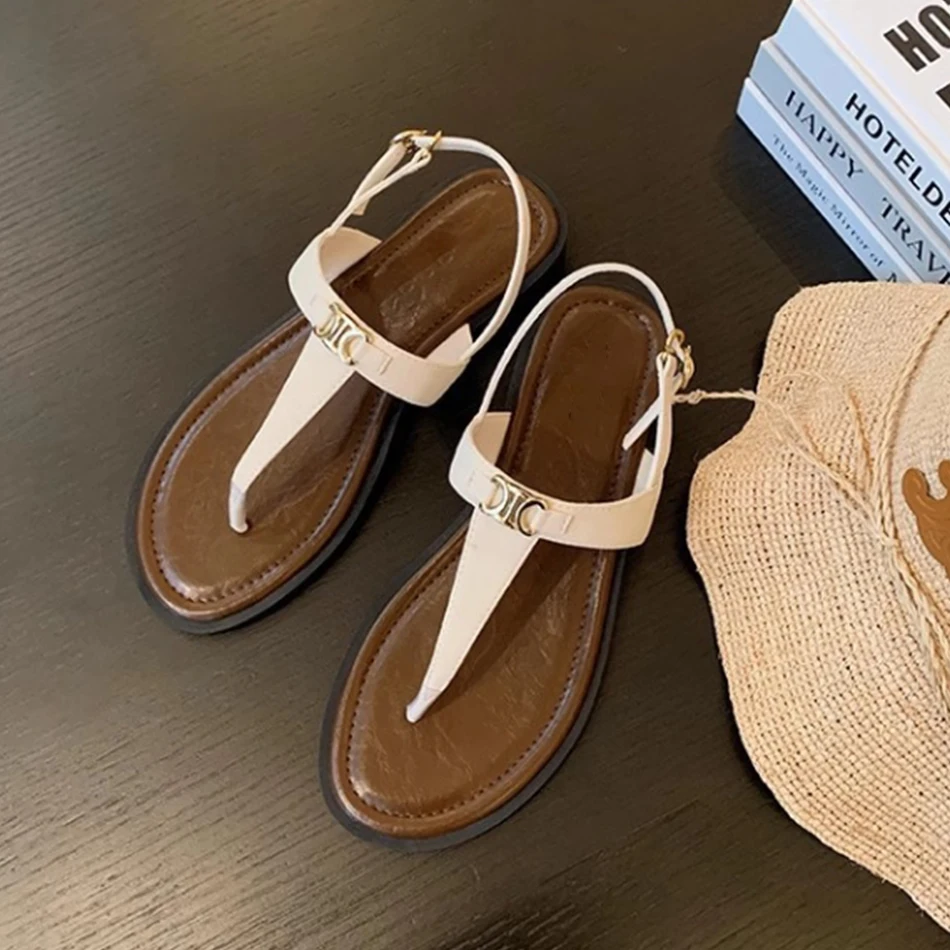 

2025 Новые стильные женские Т-образные сандалии в отпускном стиле, универсальные шлепанцы с металлической пряжкой, женские сандалии