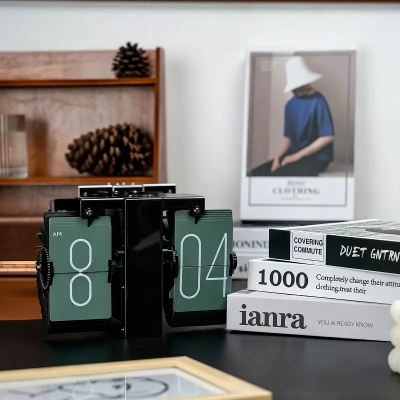 European Desk Clocks Minimalist Study Desktop Table Clock Gift Automatically Turn Page Desk Clocks Ornament TV Stand Home Decor