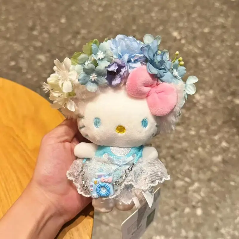 Spinka do włosów Sanrio Hello Kitty, opaska z kwiatami, kokarda, aparat fotograficzny, puszysta pluszowa lalka, breloczek, torba płócienna, dekoracja, prezent na Halloween dla dziewczynki