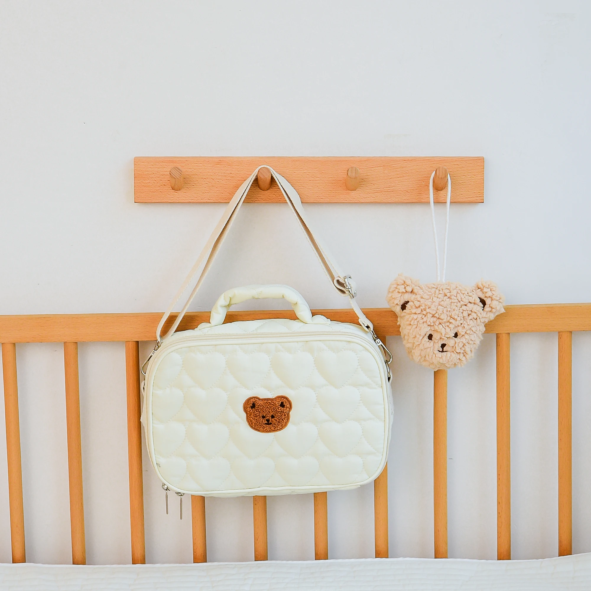 A mommy shoulder bag is easy to carry