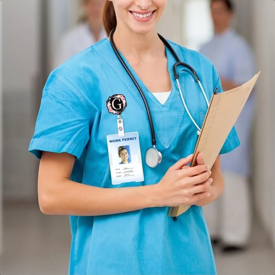 حامل بكرات شارة الحروف AZ قابل للسحب مع مشبك معرف لبطاقة علامة الاسم لطيف للتمريض معلم الطالب مكتب العمل الطبي