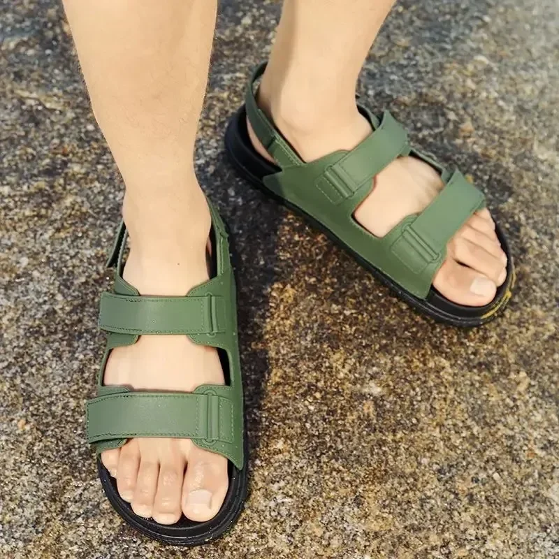 الصنادل الرجالية مضادة للانزلاق وخفيفة الوزن وناعمة وسريعة الجفاف ويمكن ارتداؤها على شبشب صيفي كاجوال كبير الحجم بلون واحد #2