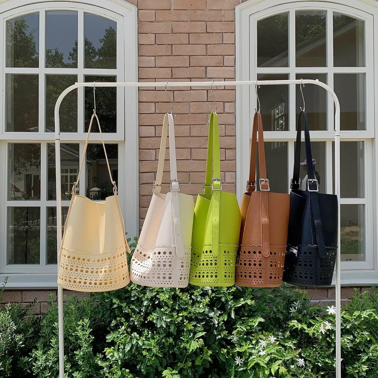 

2025 New Fruit Design Women's Bag - Bohemian Light Luxury Hollow Retro Large-Capacity Crossbody Tote