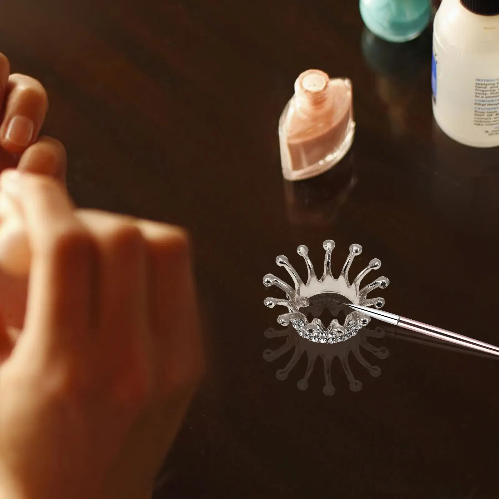 

2Pcs Fashionable Nail Art Plate Crown Inspired Brush Storage Rack Hygienic Manicure Pallet Reusable Polish Mixer Ideal Salon