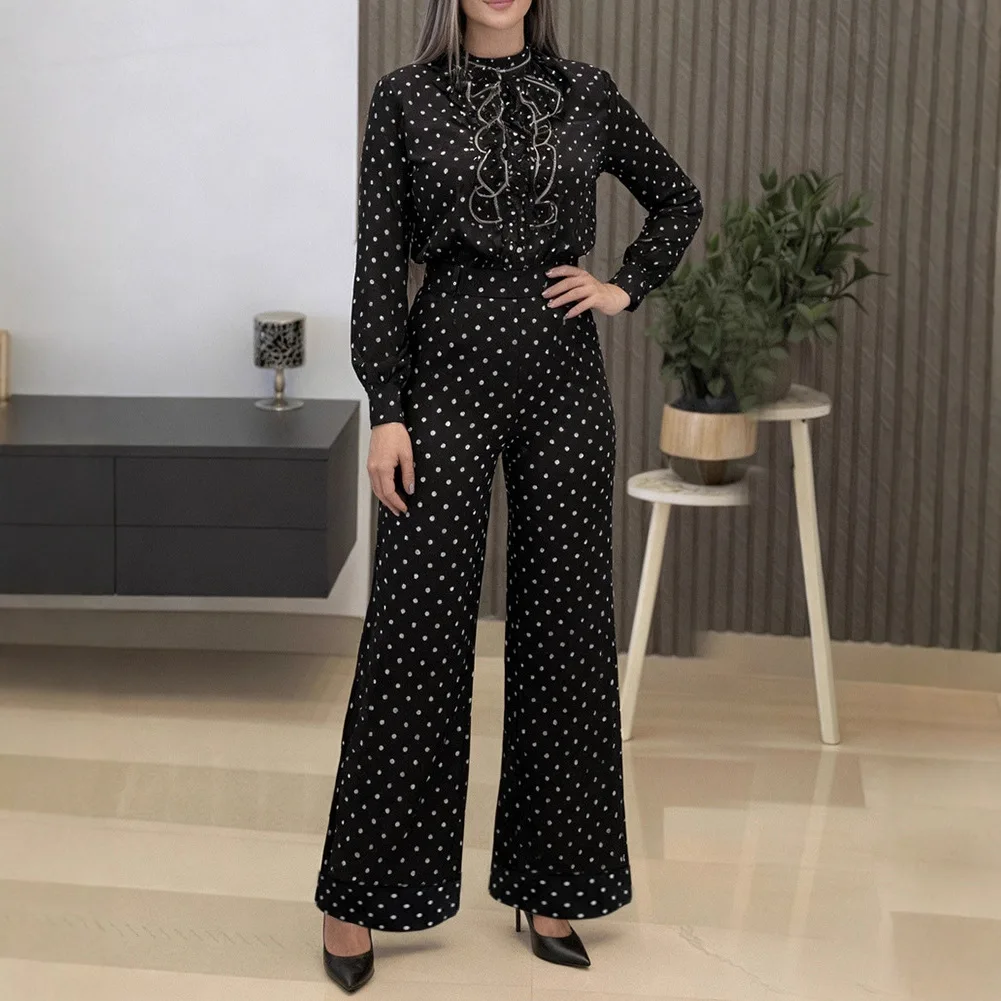 

2025 Новая элегантная черная нижняя блузка в белый горошек с рюшами и воротником-стойкой + комплект широких брюк с высокой талией