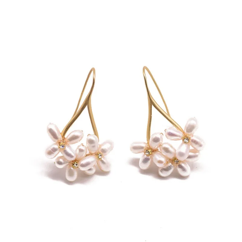 

New Trendy Flower Shaped White Pearl Ear Hooks Fresh, Sweet and Creative Pastoral Style Earringsfor Women Bridal Engagement Wedd