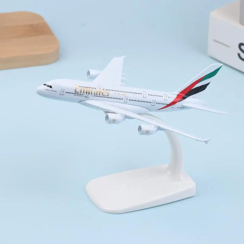 

Реплика самолета Emirates Airbus A380 из сплава, 14 см, набор моделей для авиационного декора