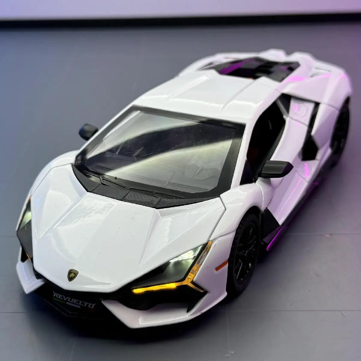 1:24 Revuelto Metalowy Model Sportowego Samochodu z Odlewu Ciśnieniowego, Miniaturowy Samochód z Symulacją Dźwięku i Światła, Zabawka dla Chłopców