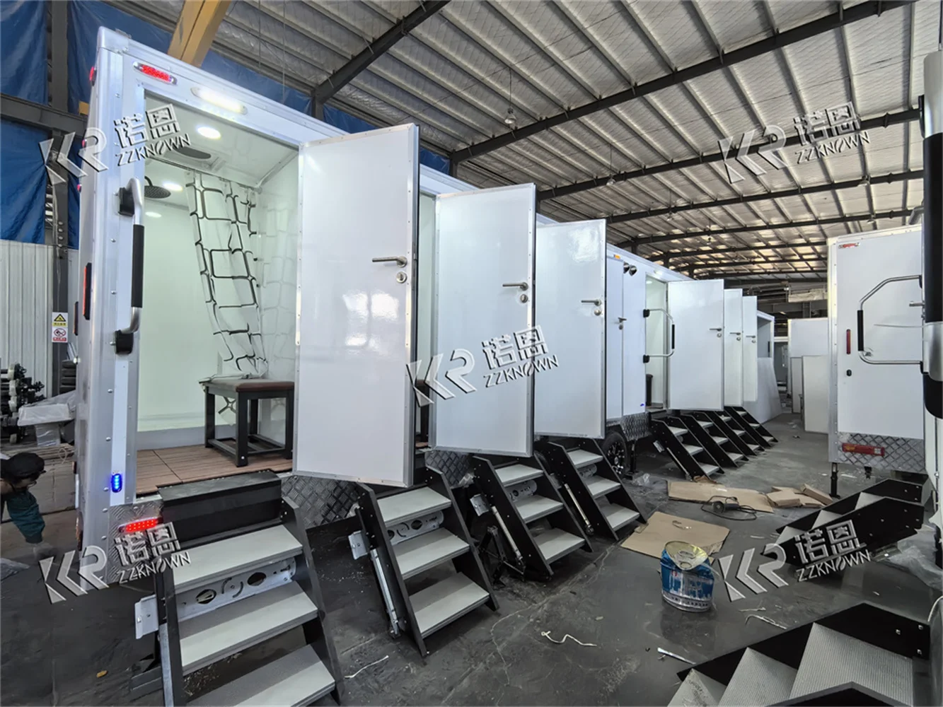 8 Room Portable Public Toilet Trailer Concession Fully Equipped Trucks Mobile Toilet Cubicle Trailer Beach Wedding Outdoor Party