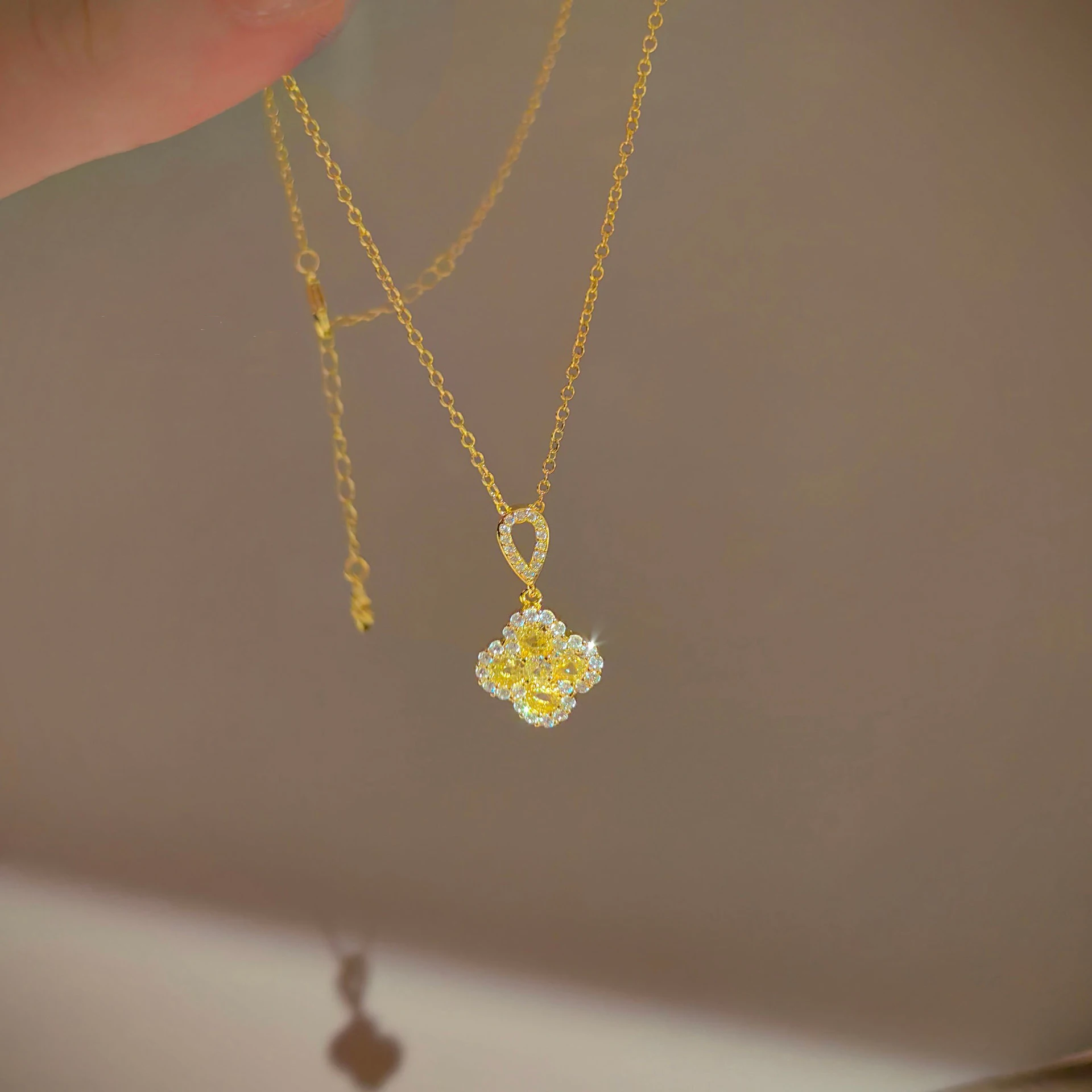 

Shimmering Emerald Four-leaf Clover Diamond Necklace - 14k Gold Elegant Collar Chain For Parties And Weddings Jewelry